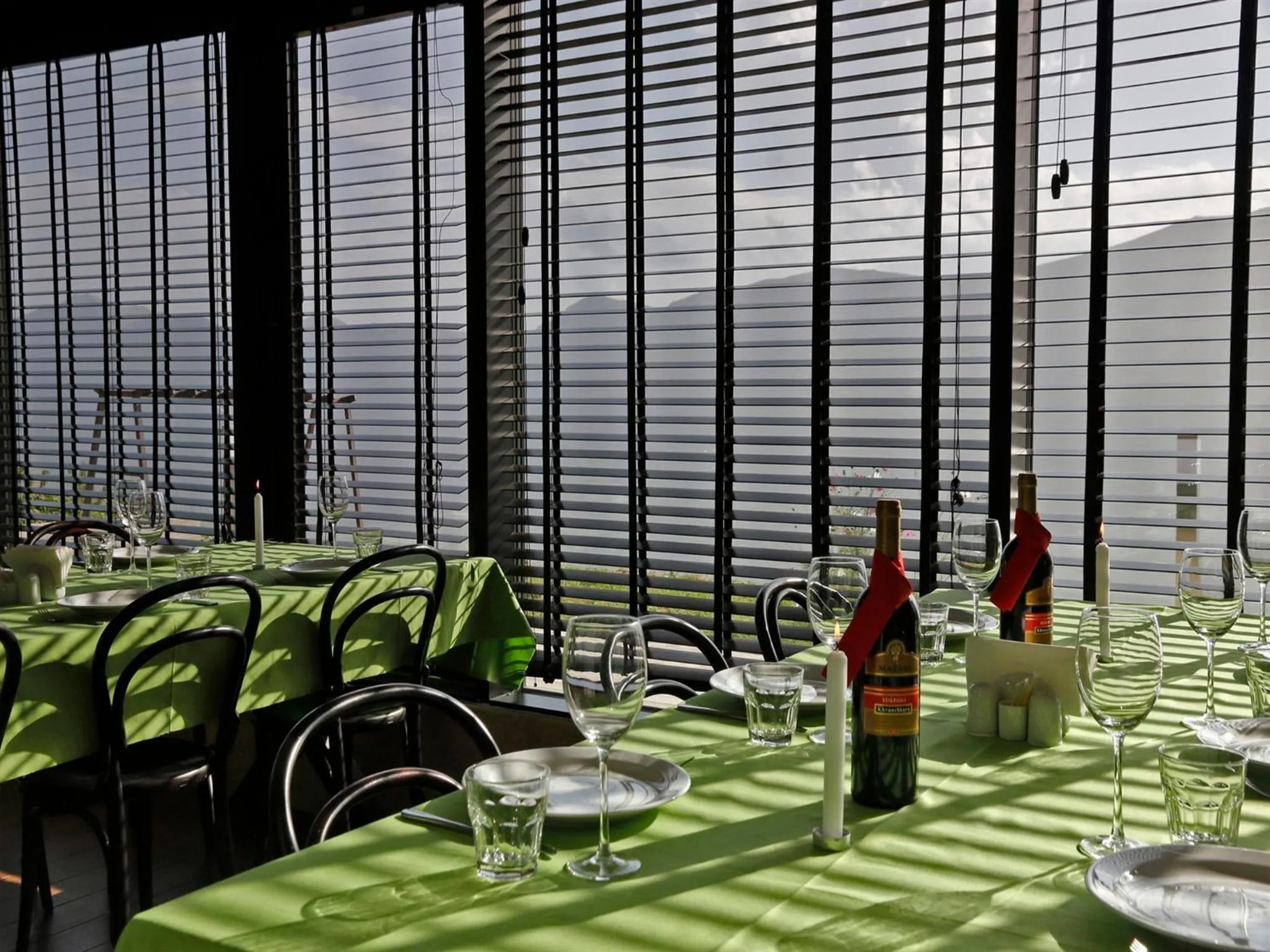 Restaurant/places to eat in Hotel Club-2100