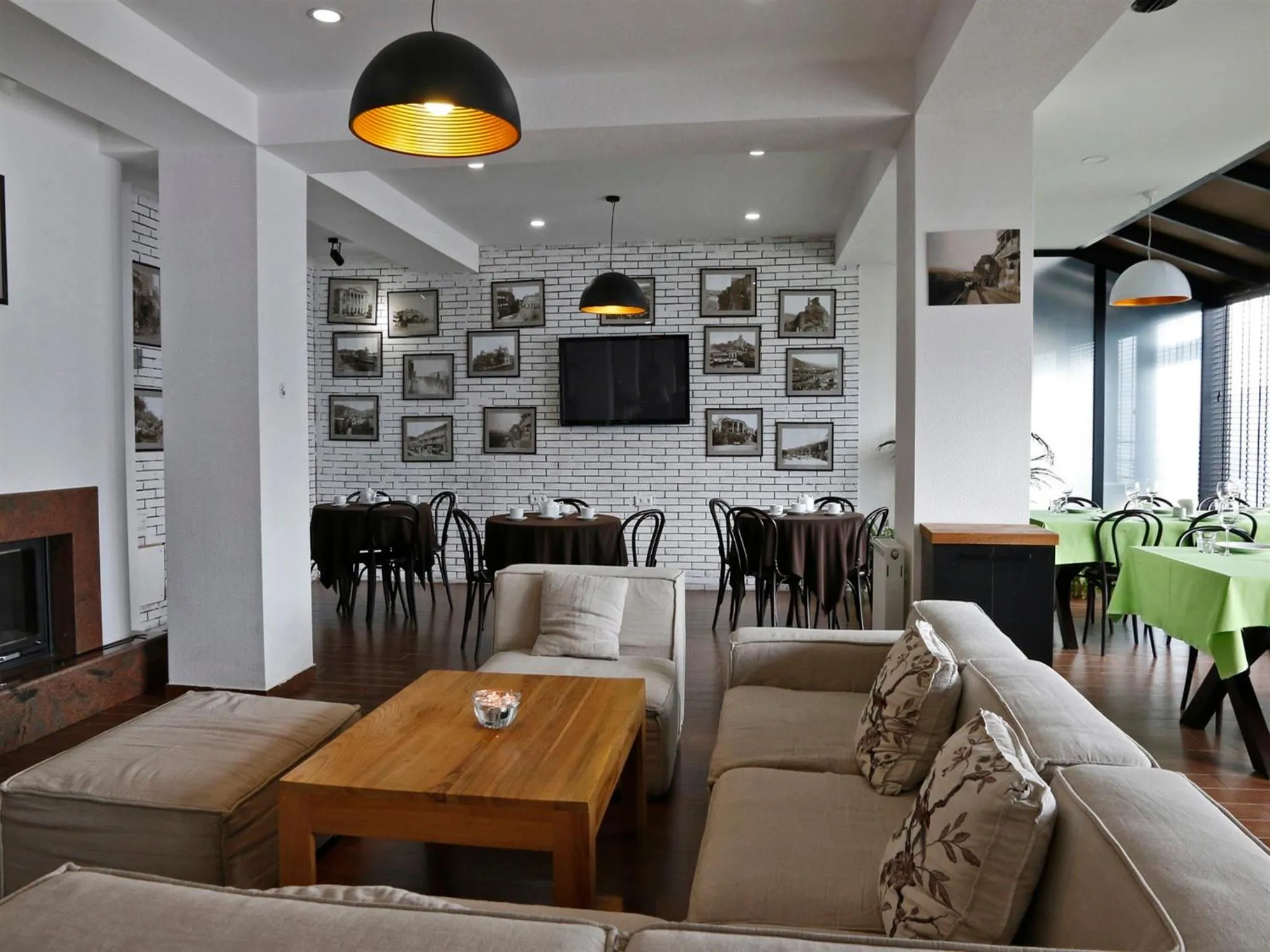 Restaurant/places to eat in Hotel Club-2100