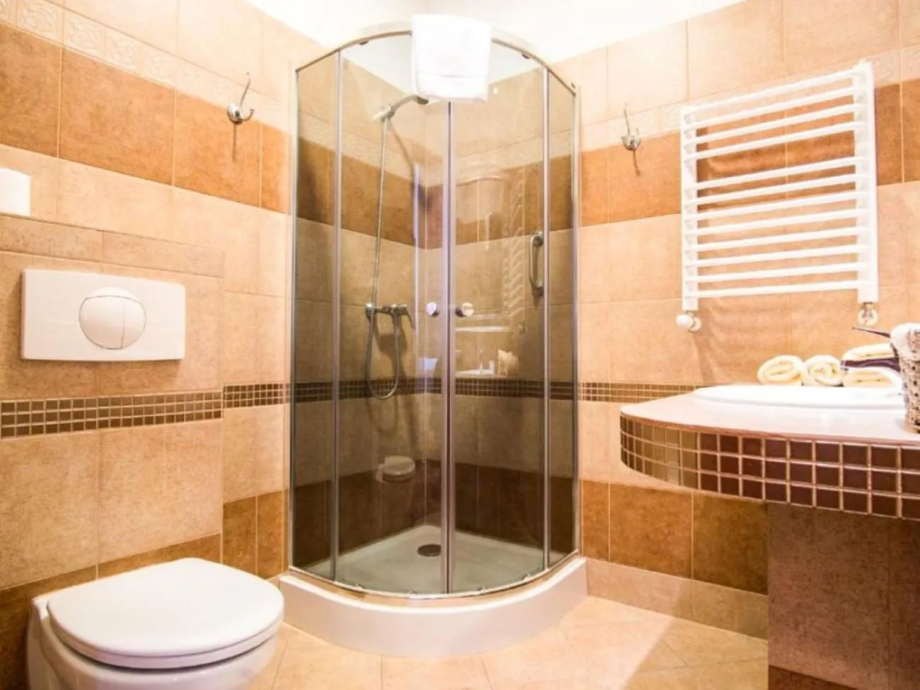 Shower in Hotel Stara Garbarnia