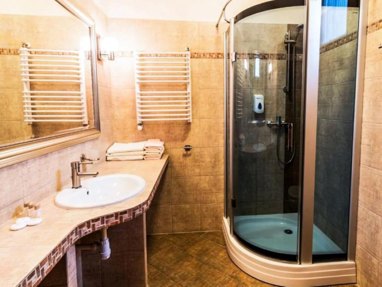 Shower in Hotel Stara Garbarnia