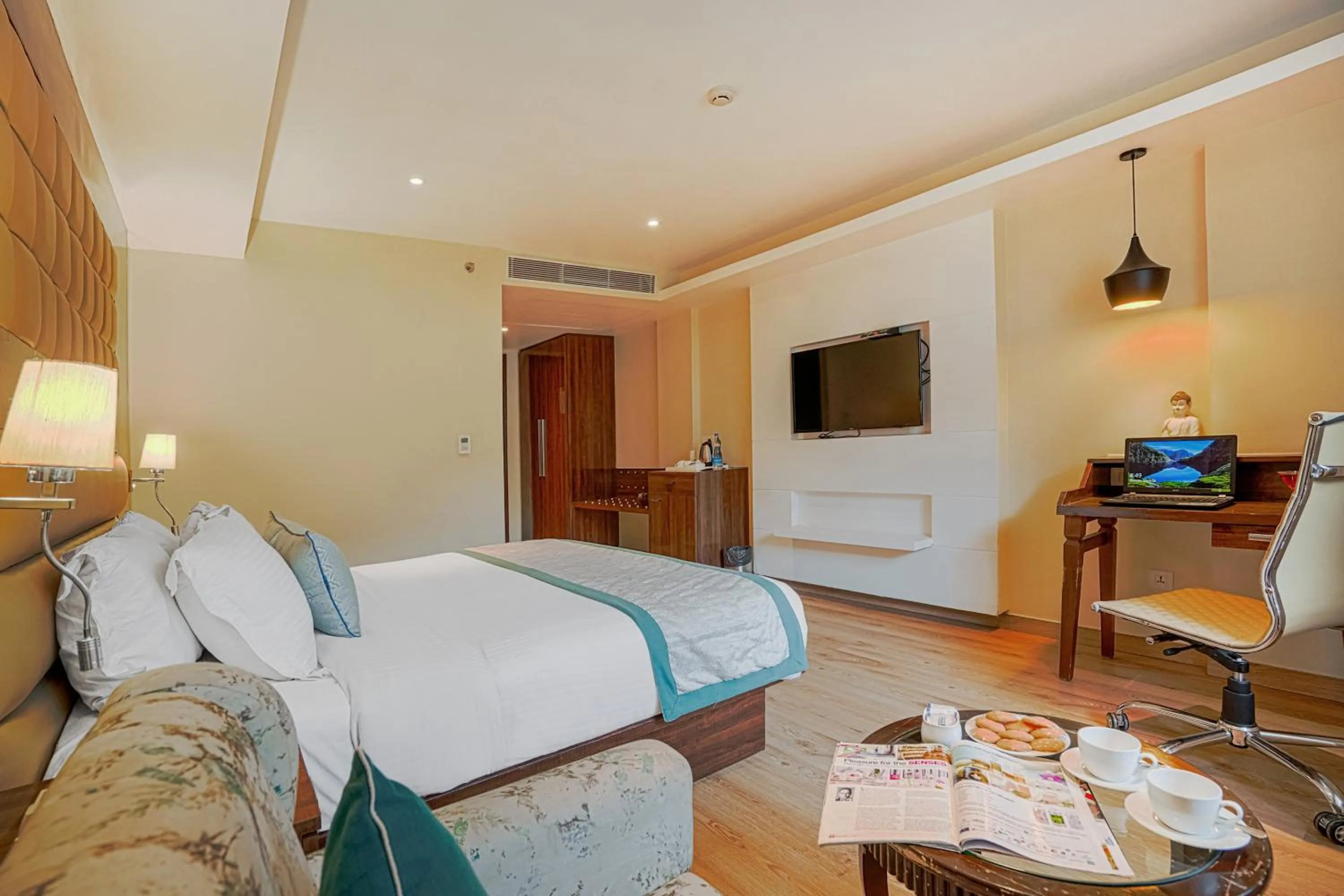 Bedroom in Aatmayog Luxury Manor By Blueko Hotels