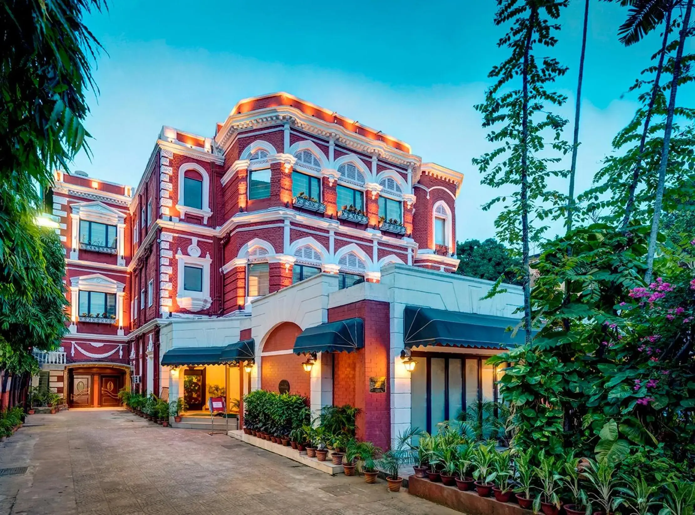 Facade/entrance in The Astor Facade/entrance in The Astor