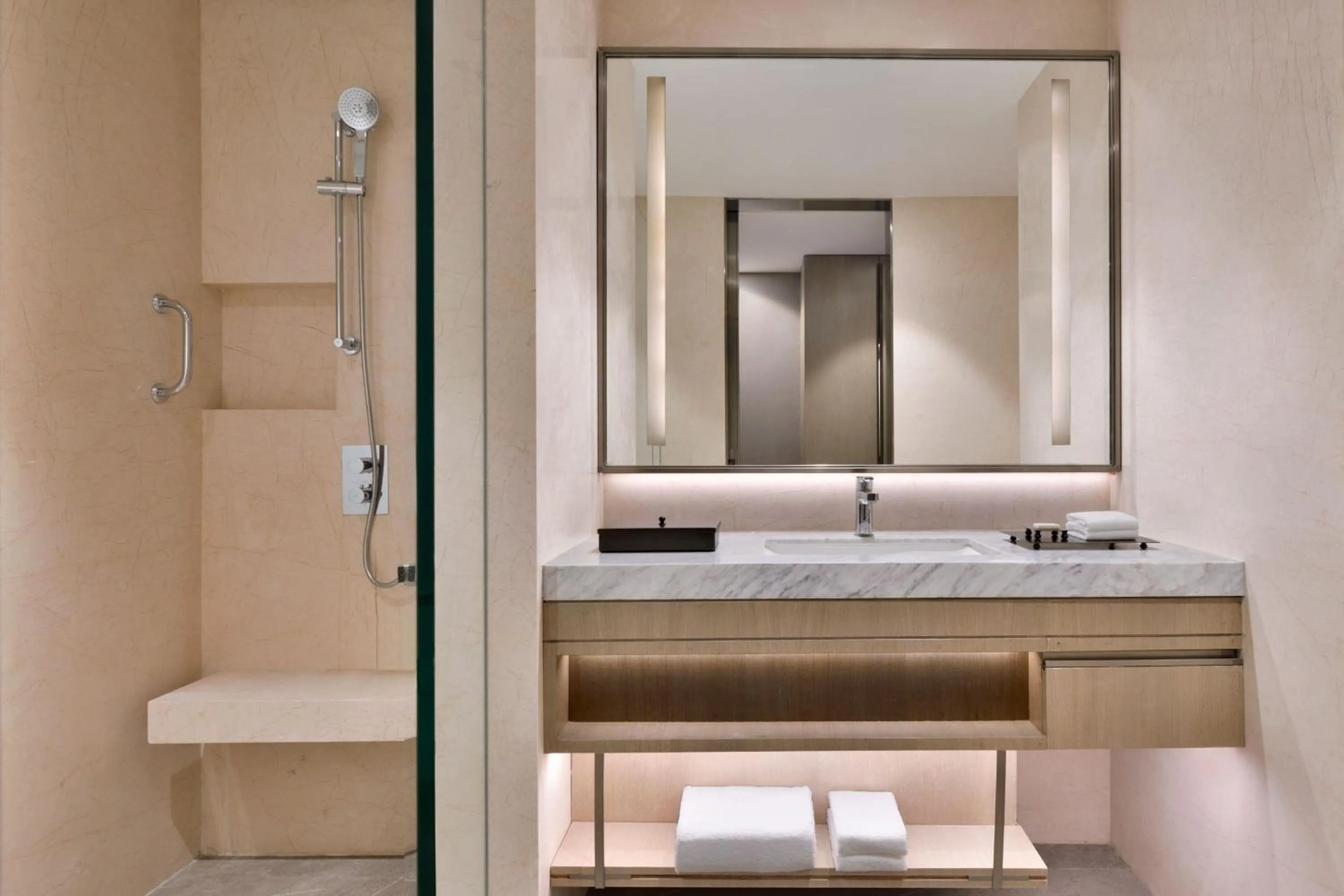 Shower in Navi Mumbai Marriott