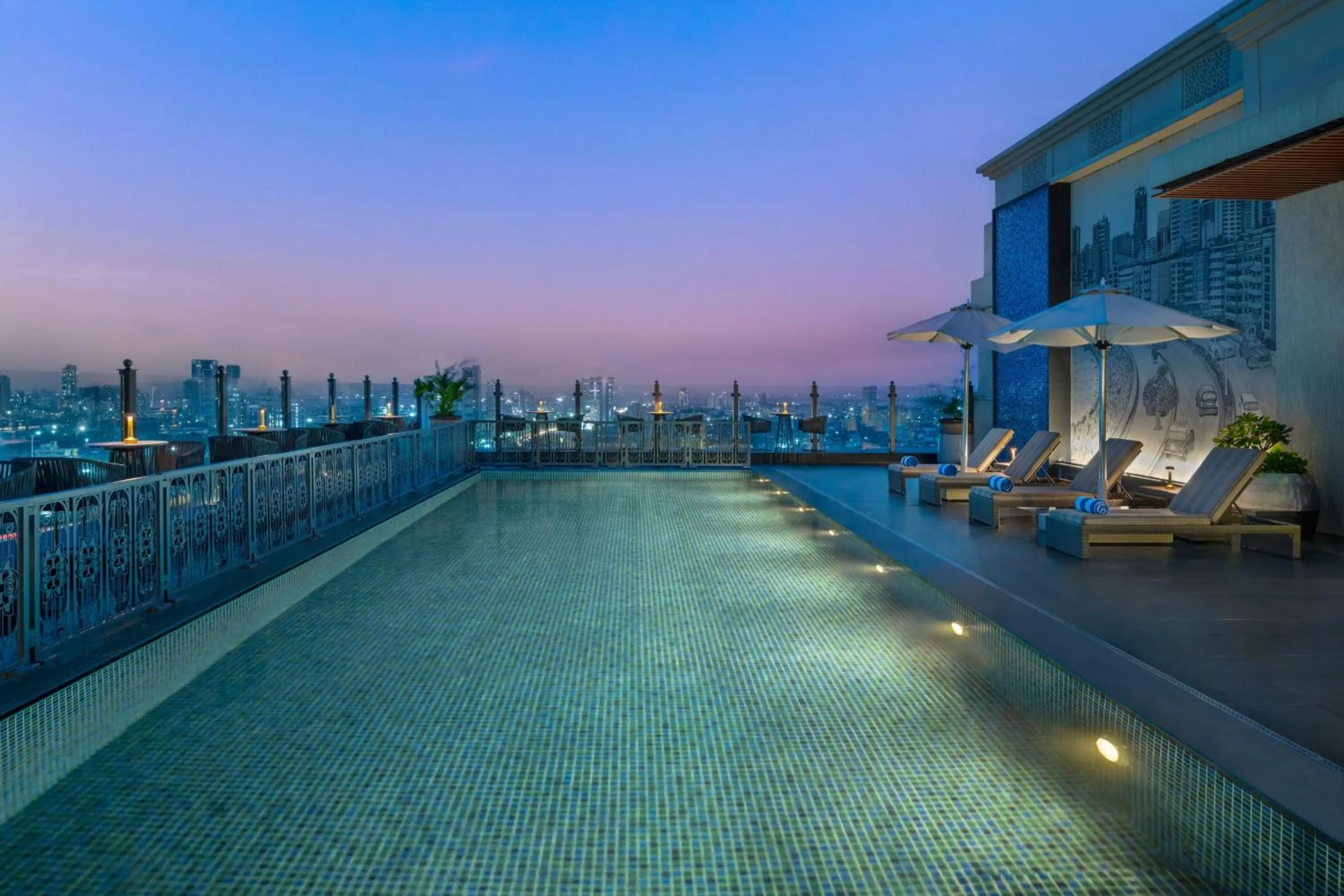 Swimming pool in Navi Mumbai Marriott