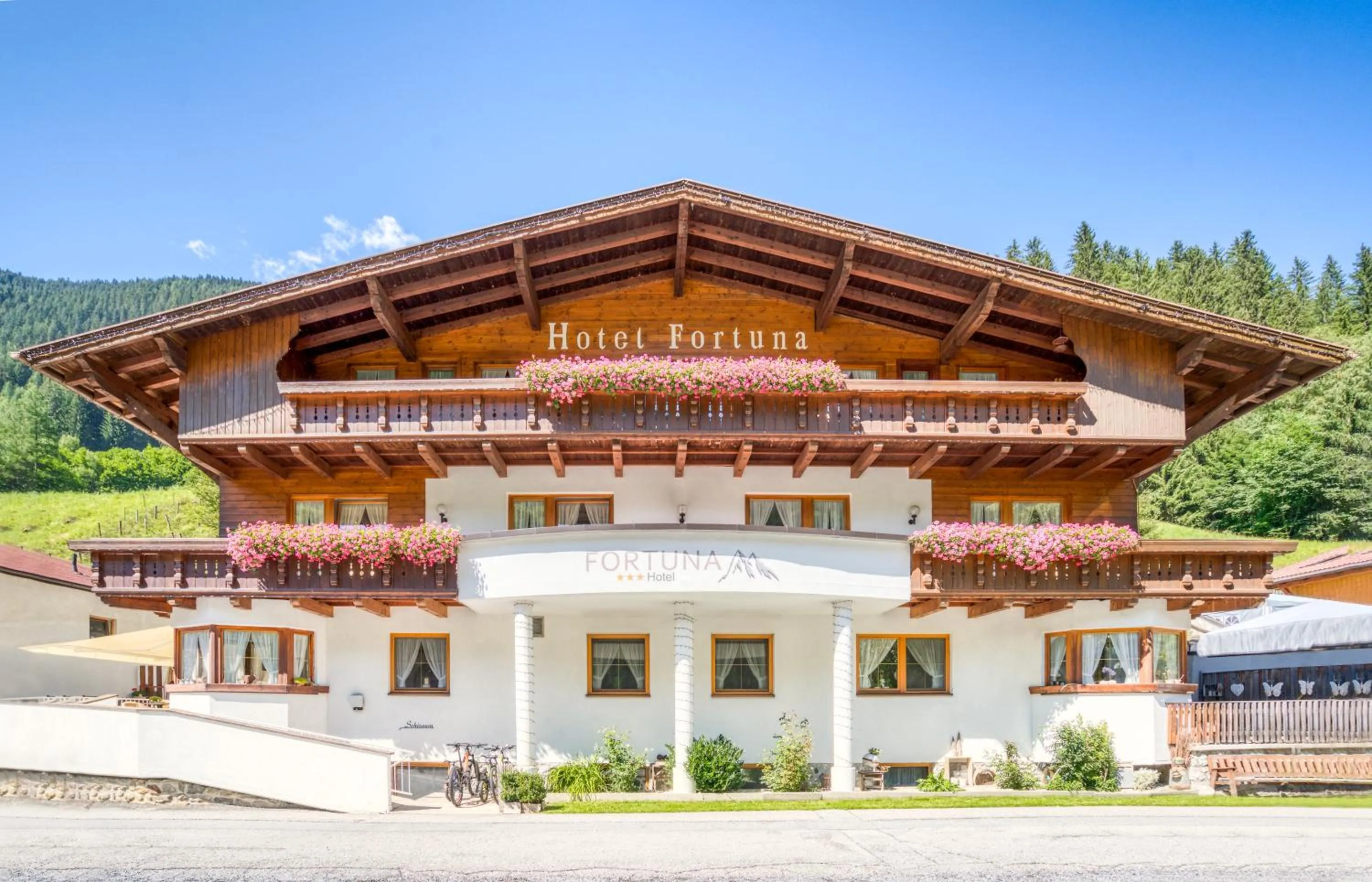 Property building in Apart Fortuna
