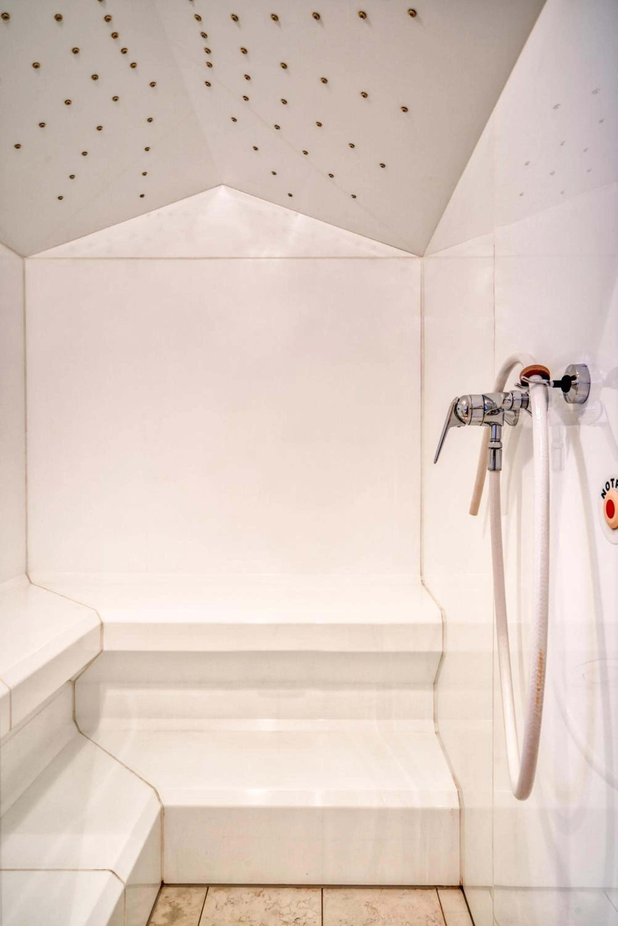 Steam room in Apart Fortuna