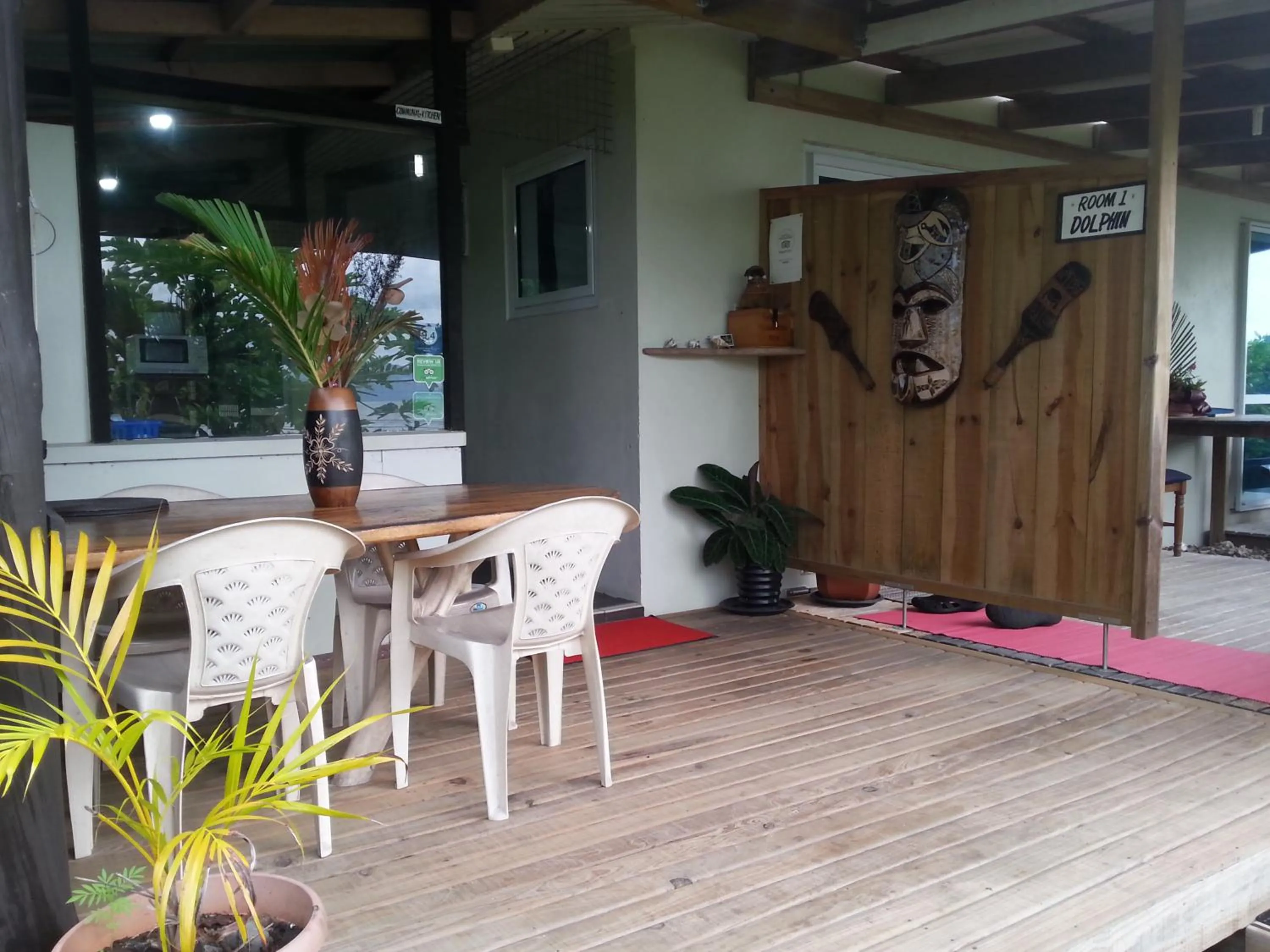 Communal lounge/ TV room in Gecko Lodge Fiji