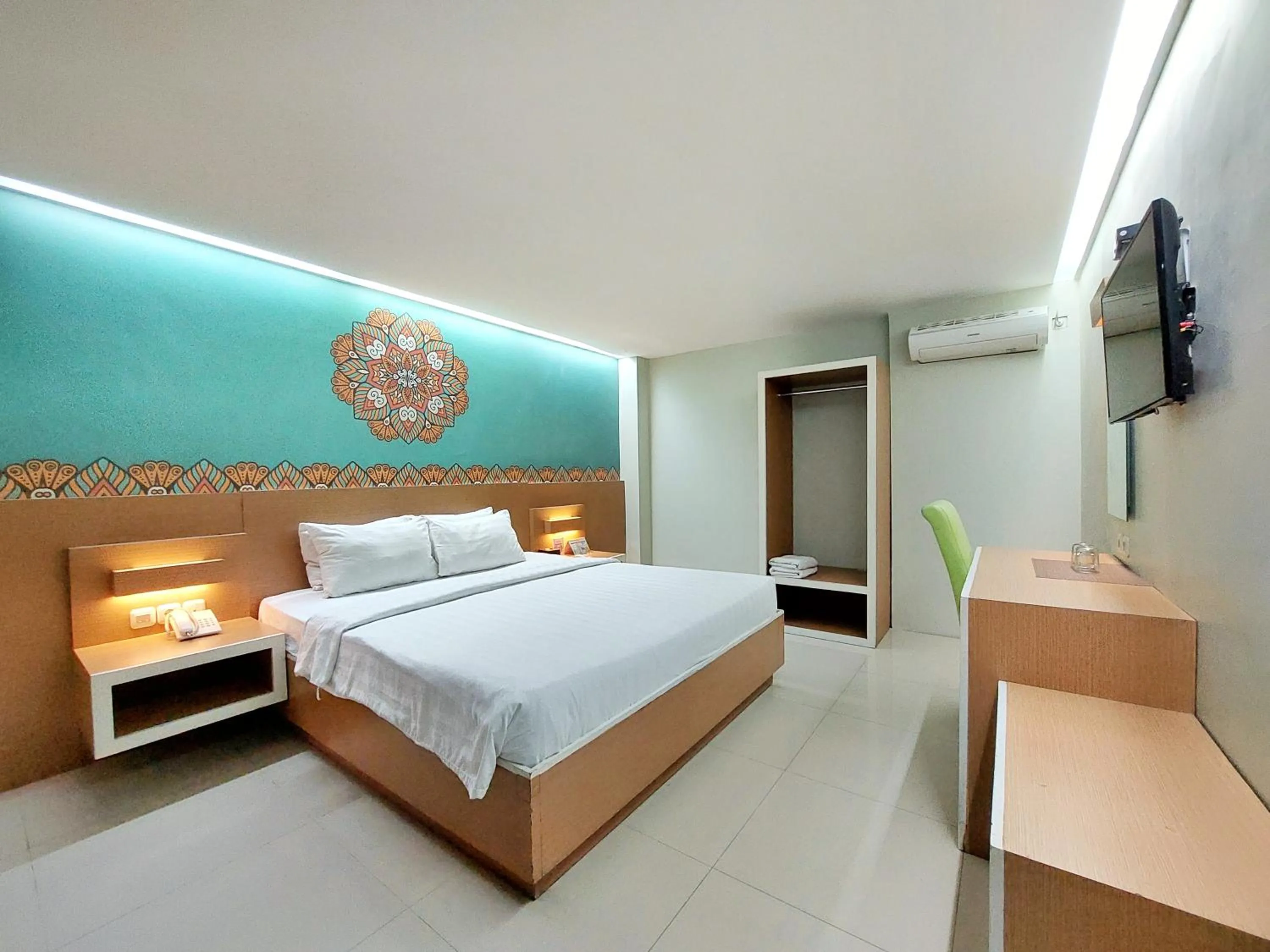 Communal lounge/ TV room, Bed in Shinta Guesthouse