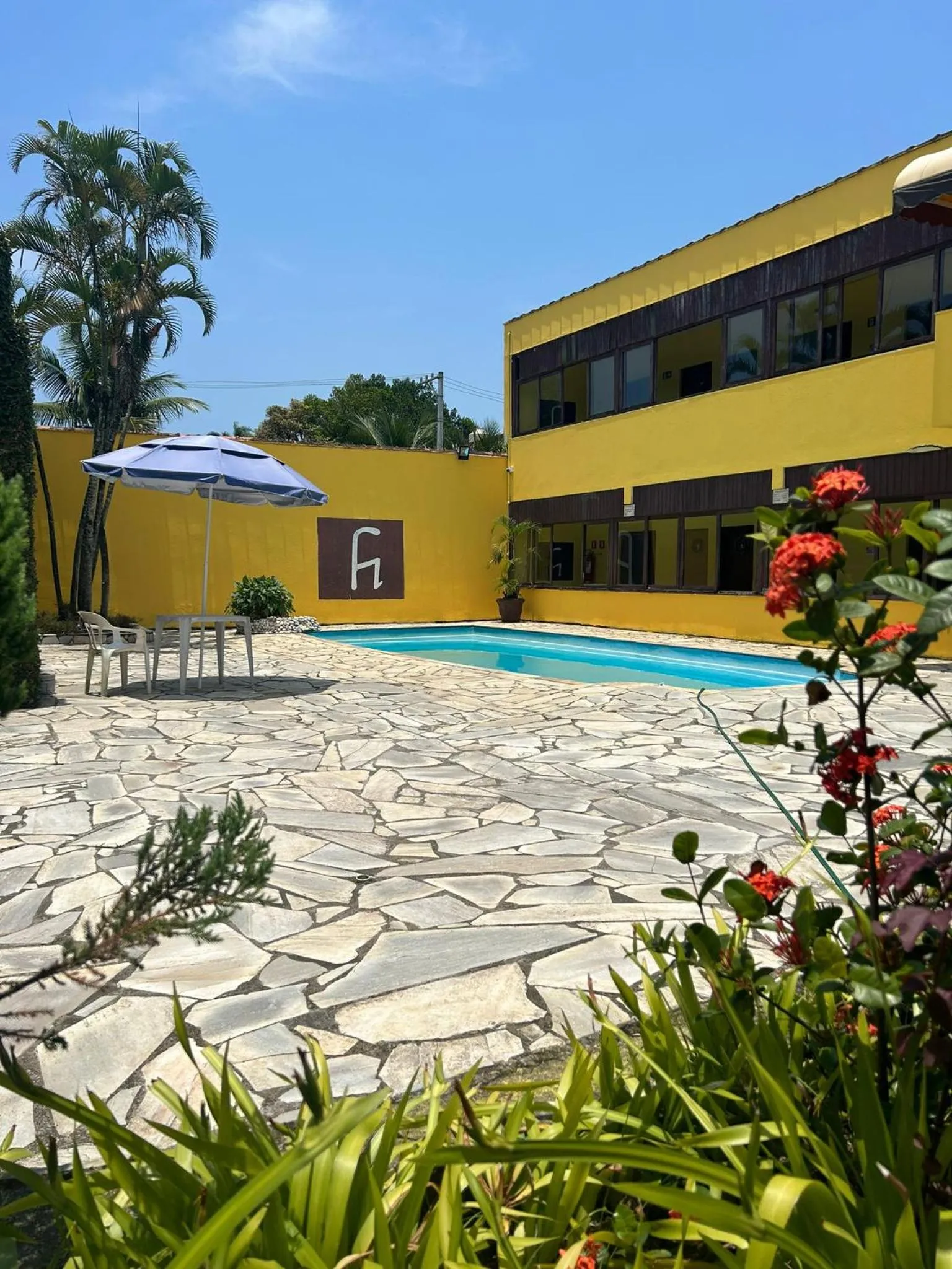 Pool view in Pousada e Restaurante Frente Mar H Guarujá