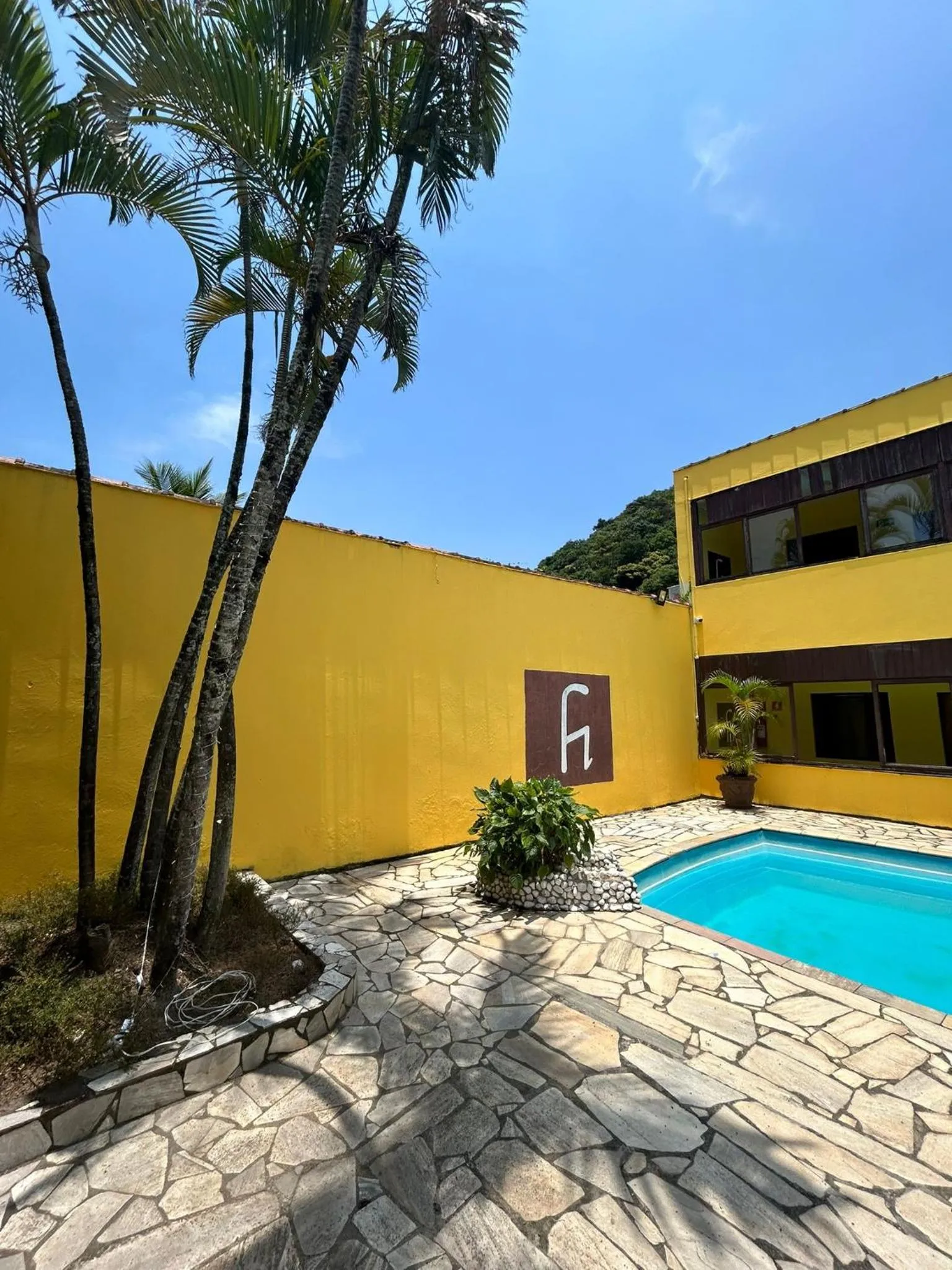 Swimming pool in Pousada e Restaurante Frente Mar H Guarujá