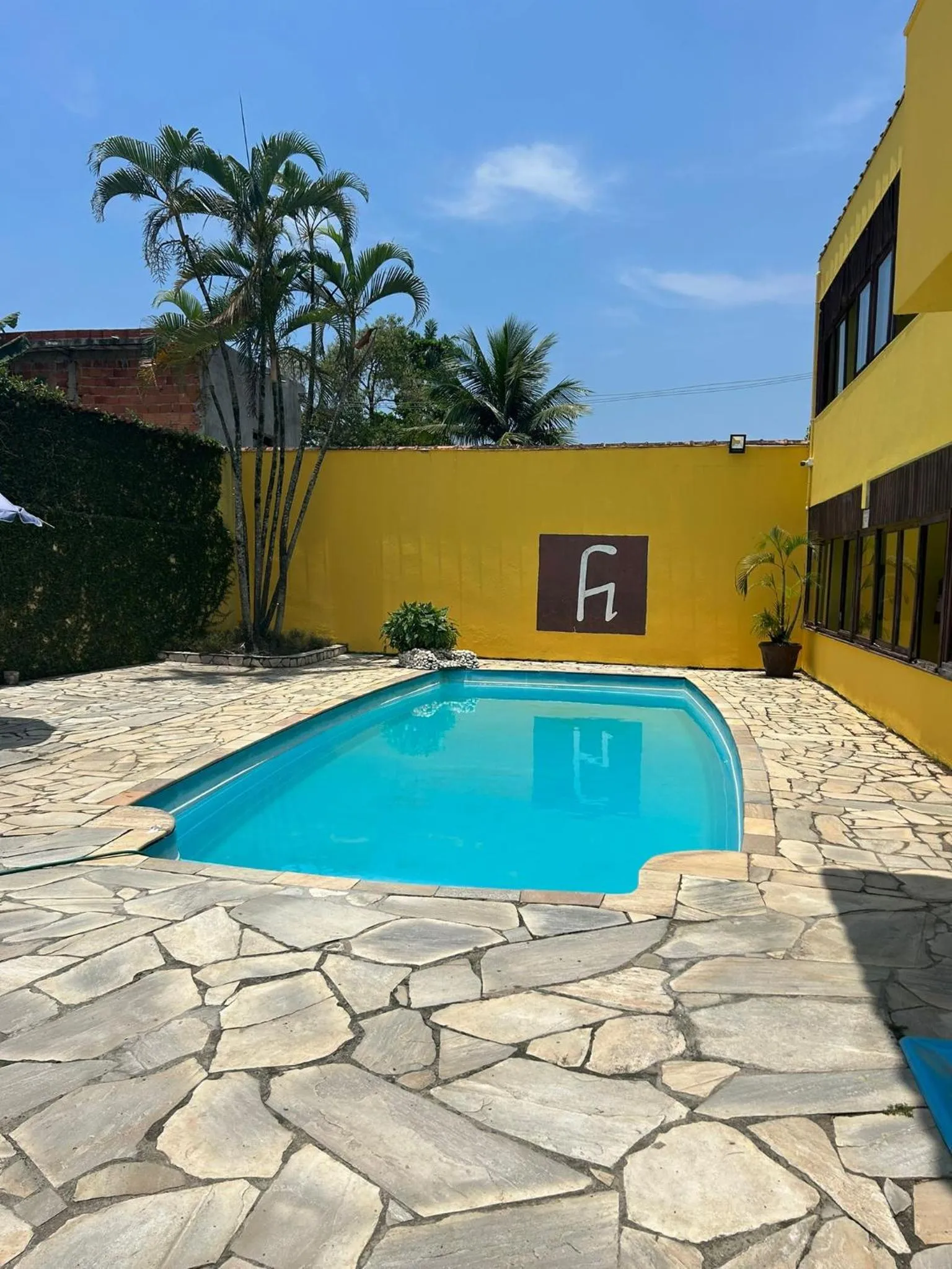 Swimming pool in Pousada e Restaurante Frente Mar H Guarujá