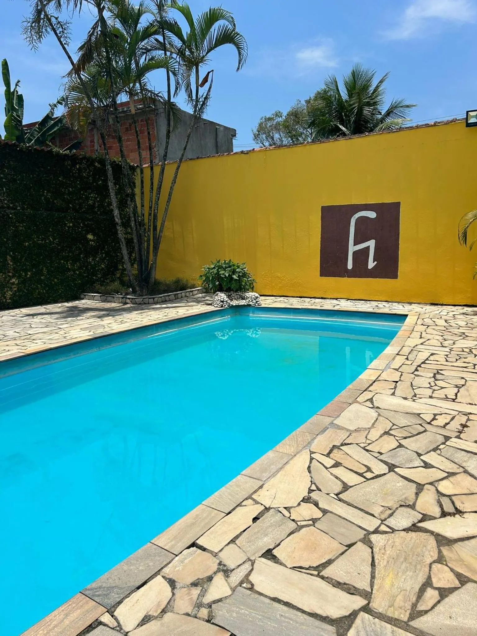 Swimming pool in Pousada e Restaurante Frente Mar H Guarujá