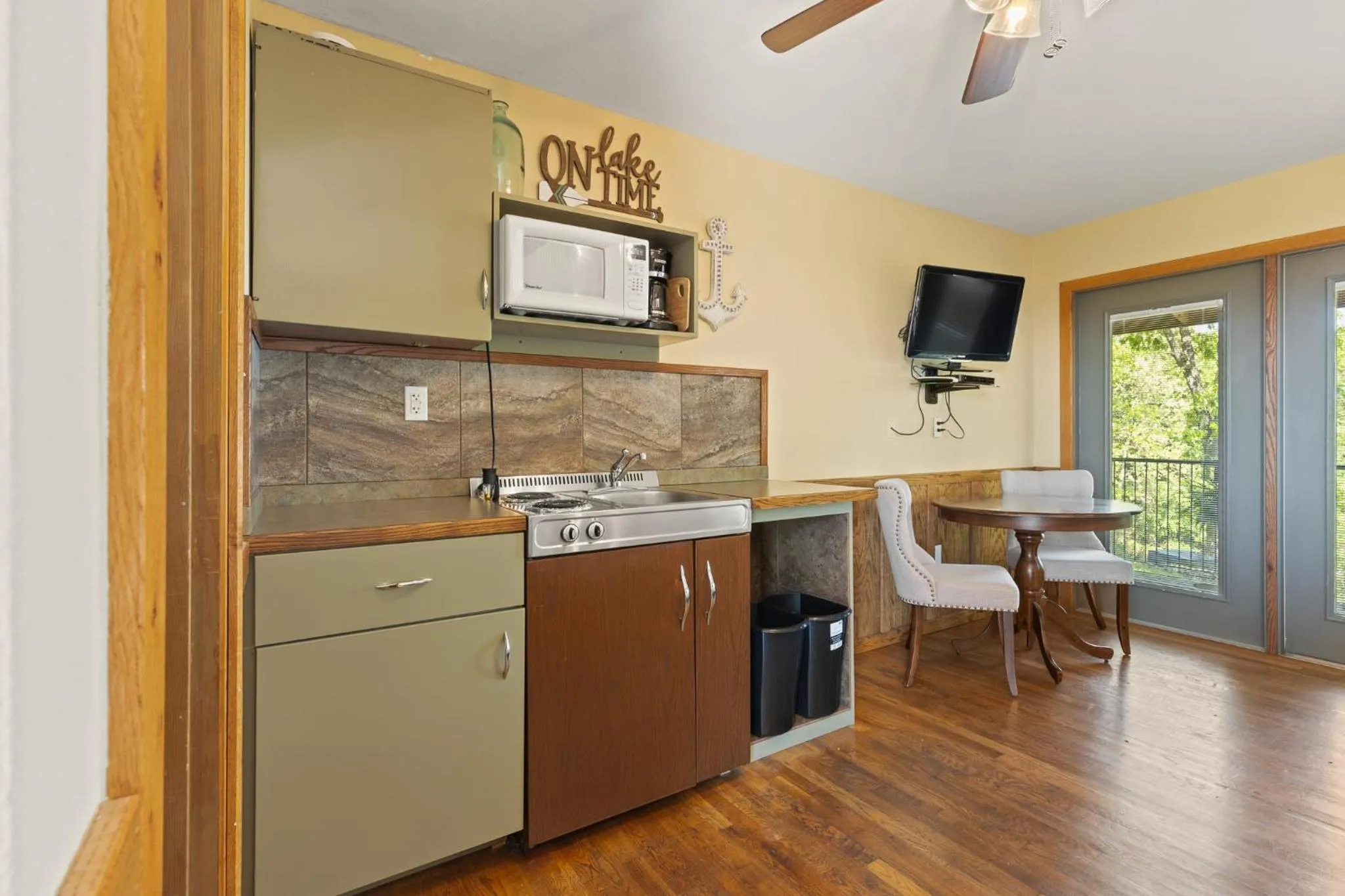 Roadrunner Inn and Log Cabins