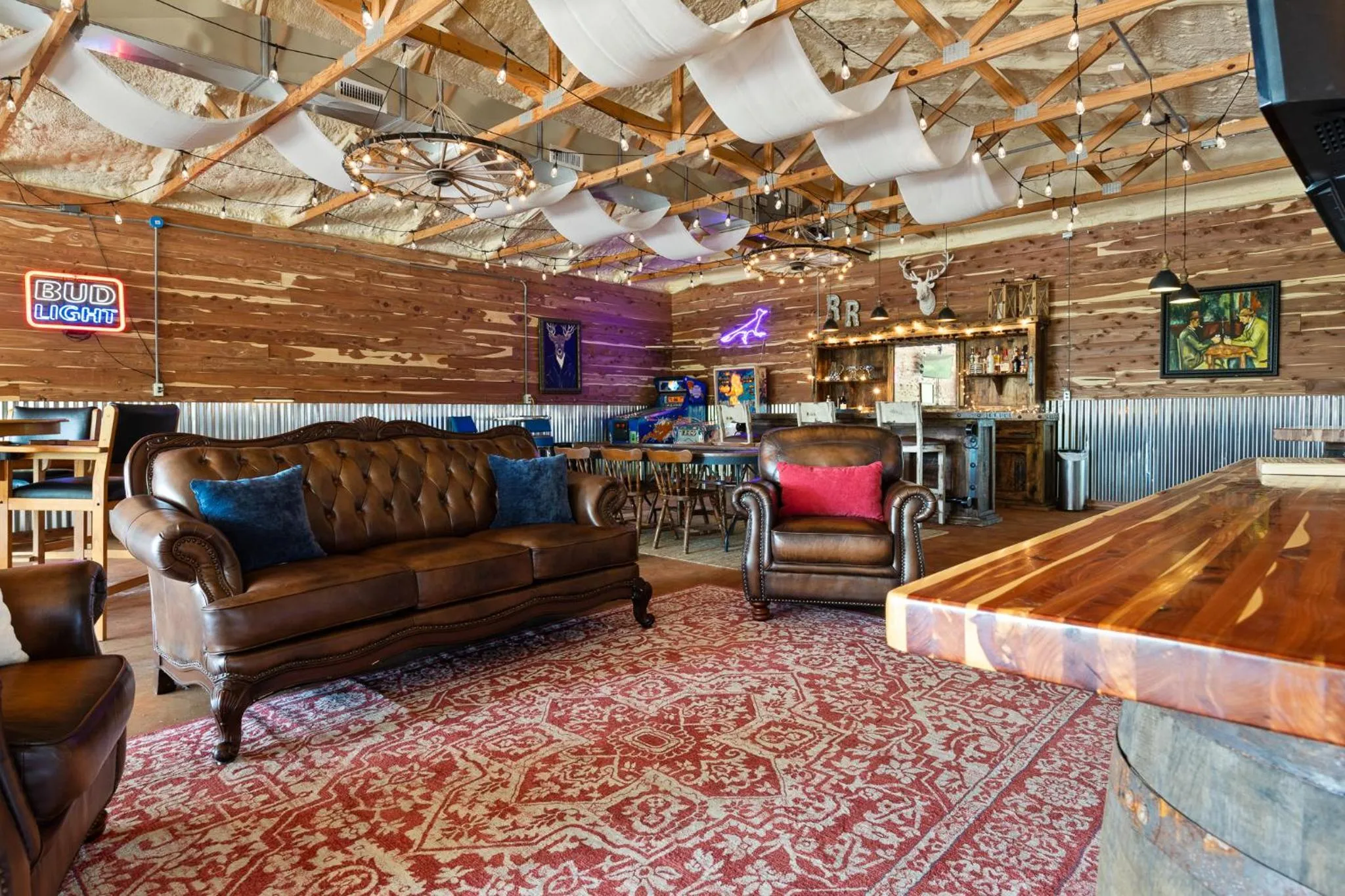 Roadrunner Inn and Log Cabins