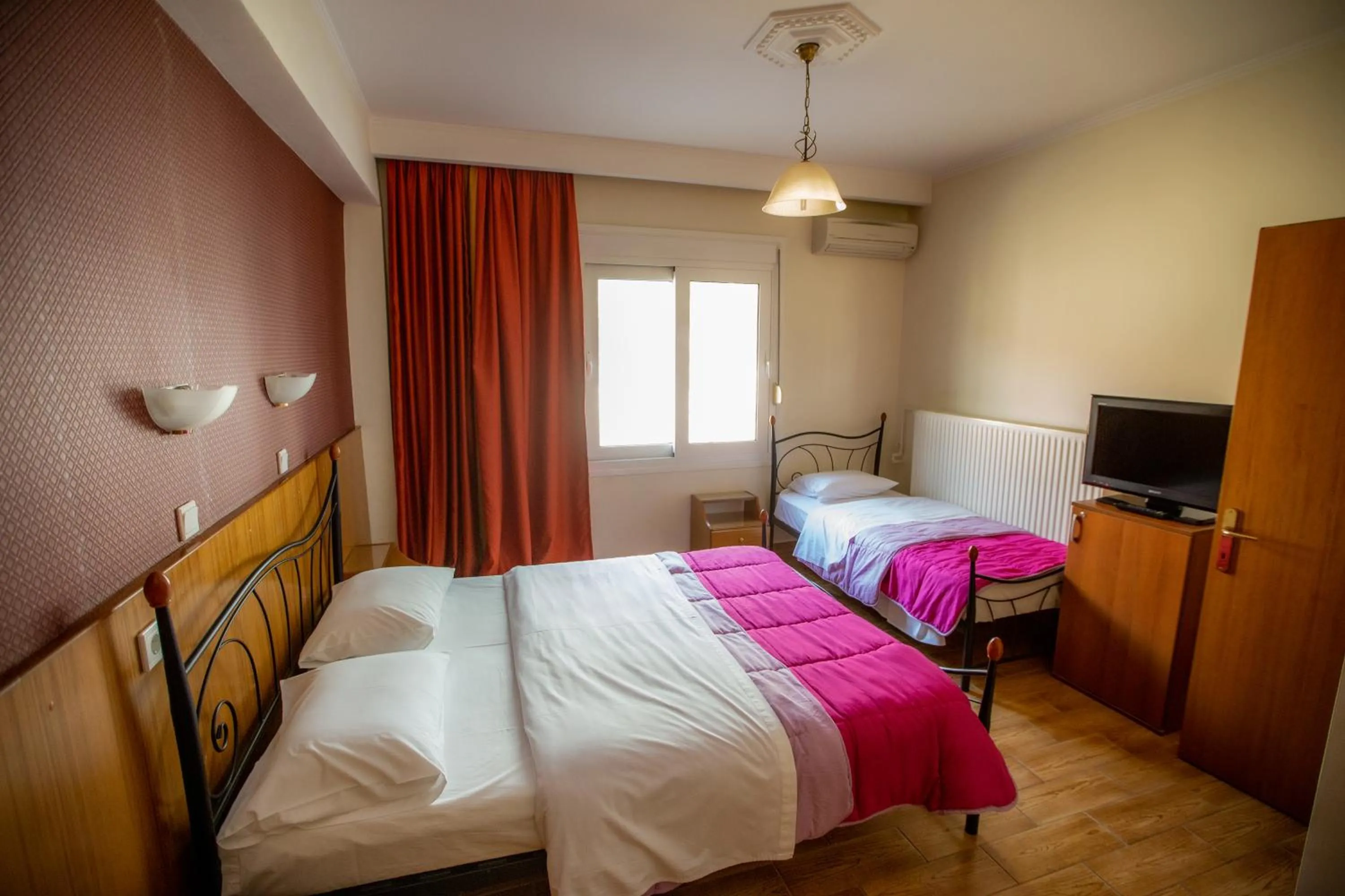 TV and multimedia, Bed in Giannis Hotel