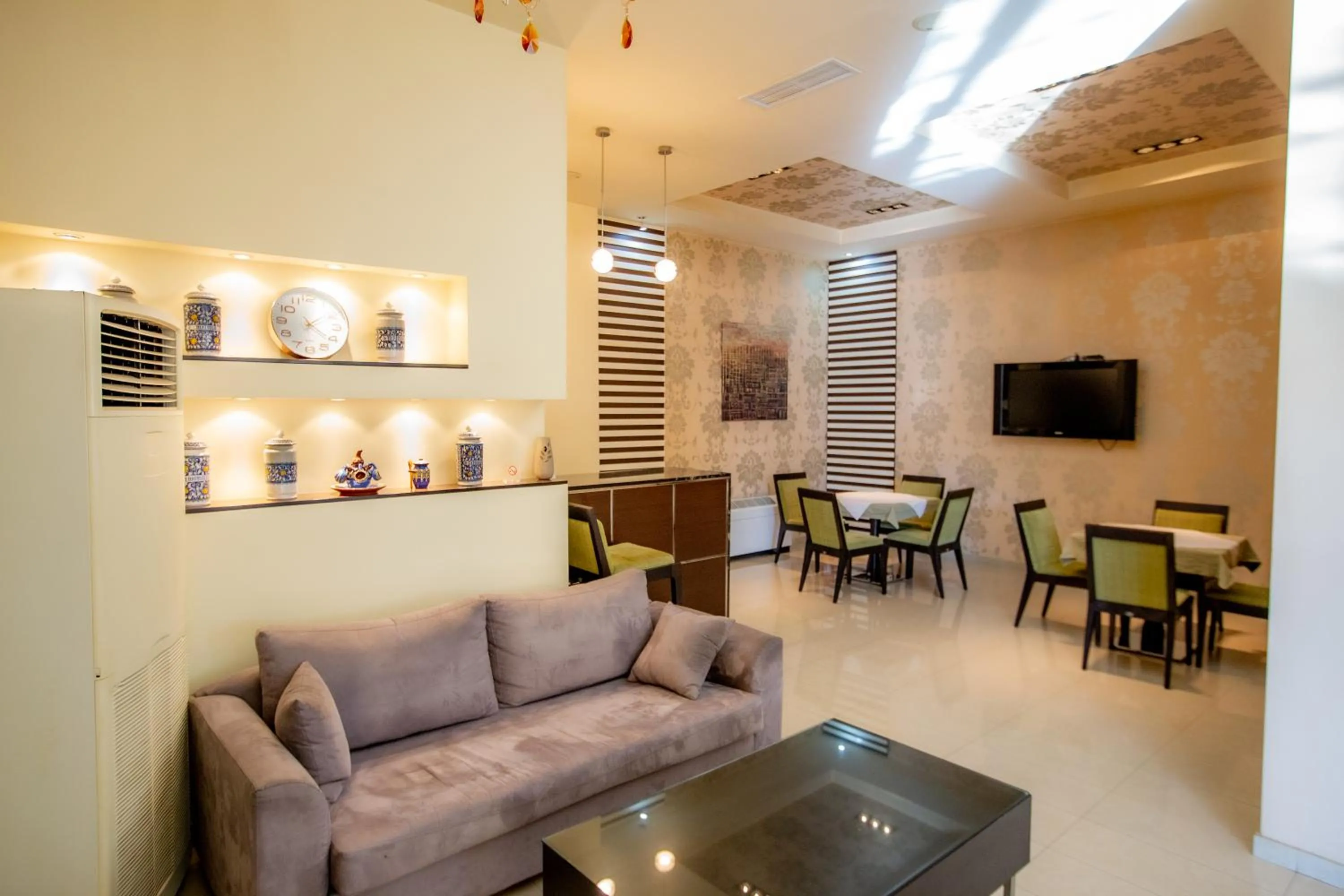 Communal lounge/ TV room in Giannis Hotel