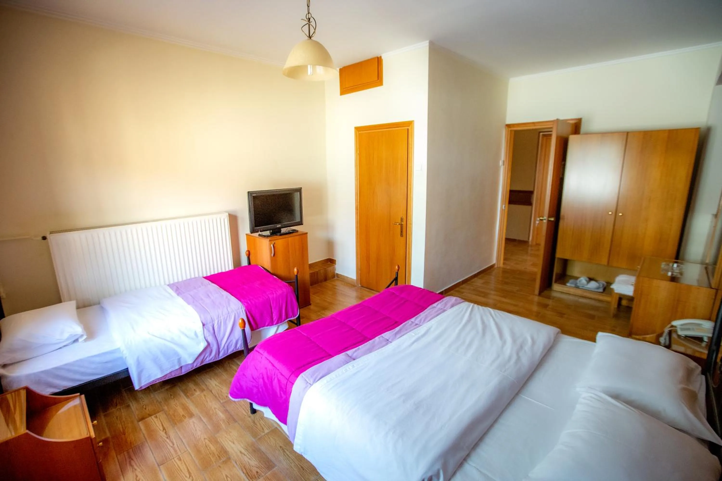 Communal lounge/ TV room, Bed in Giannis Hotel