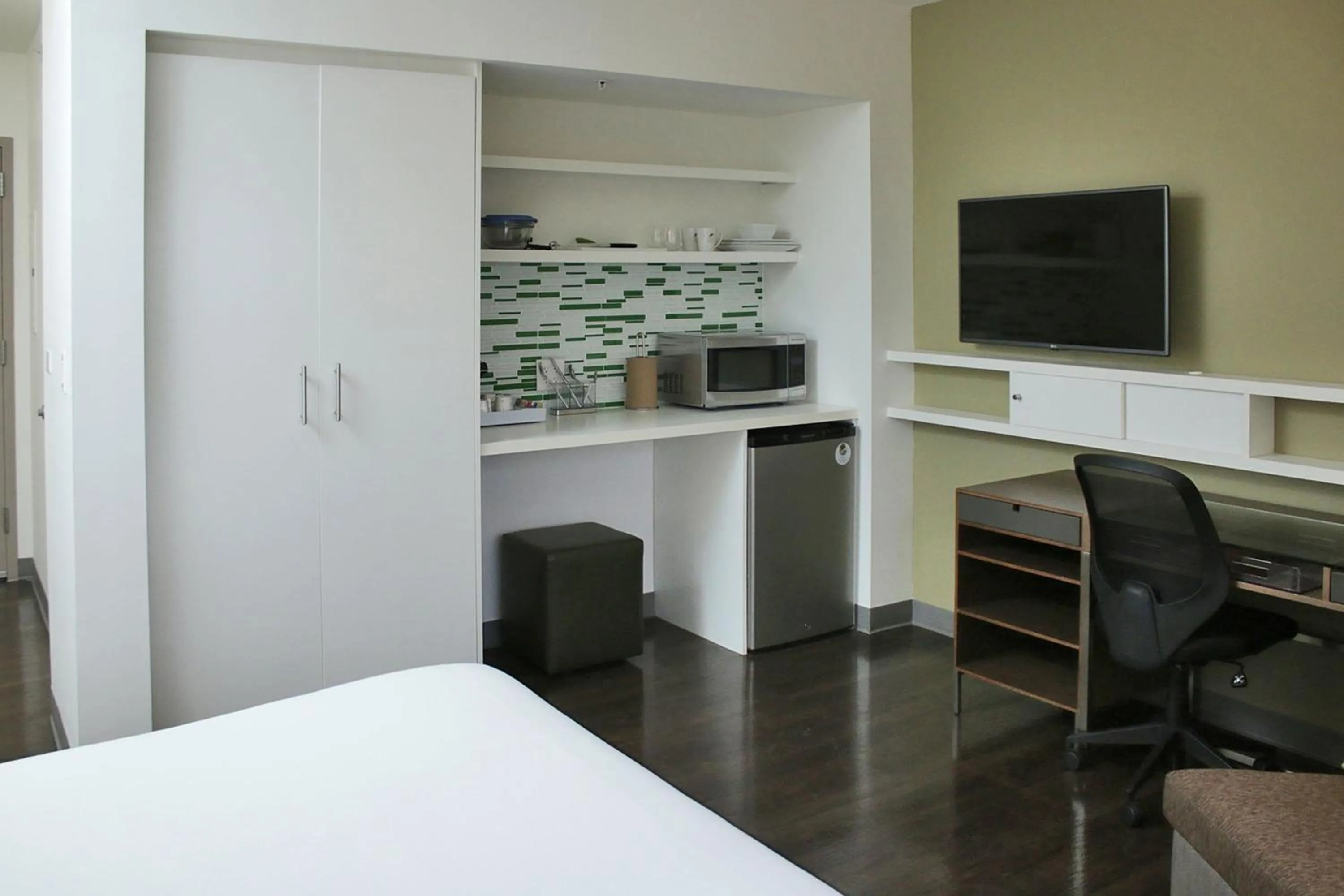 Photo of the whole room, Bed in Element Miami Doral