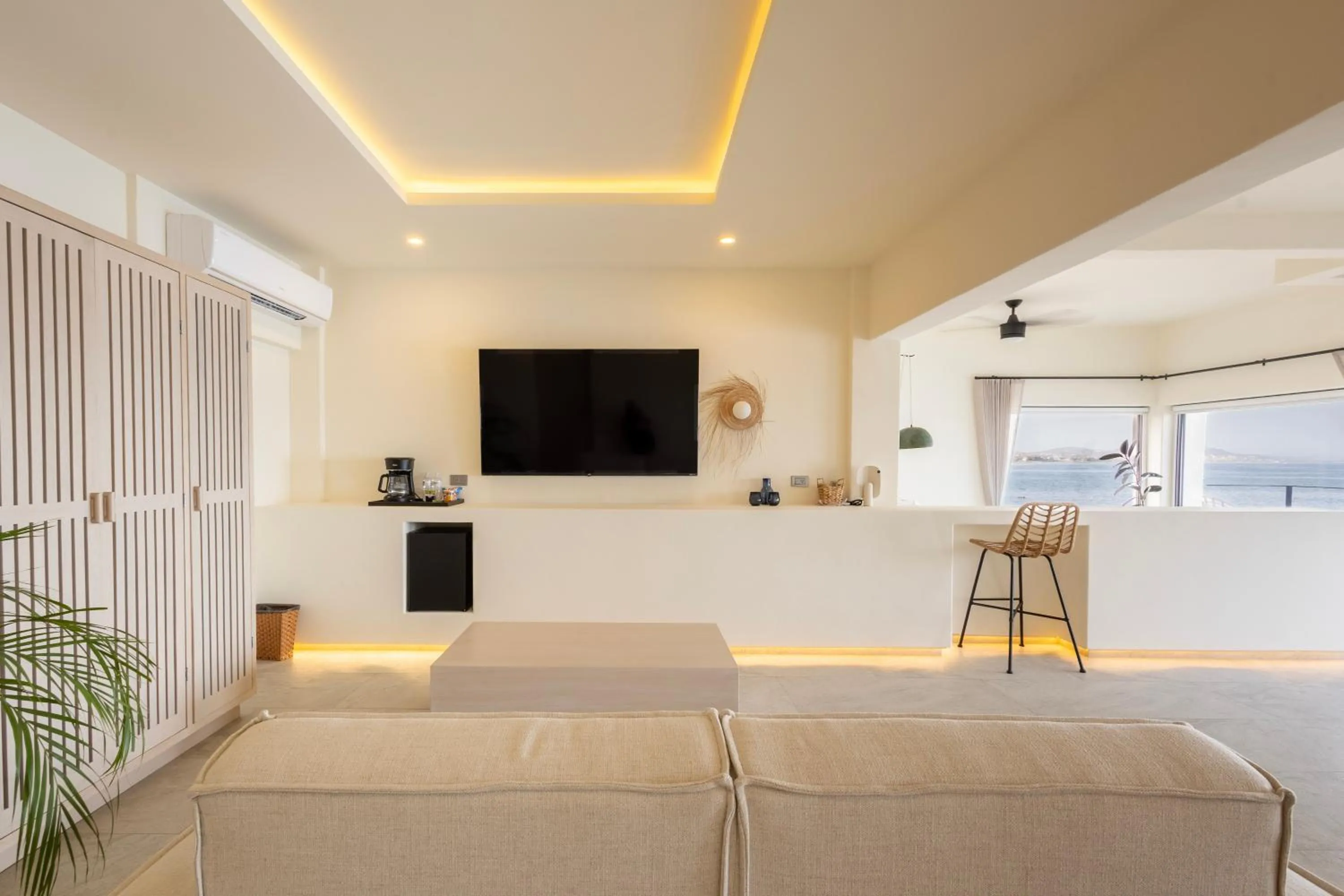 Living room in Cabo Break Hotel