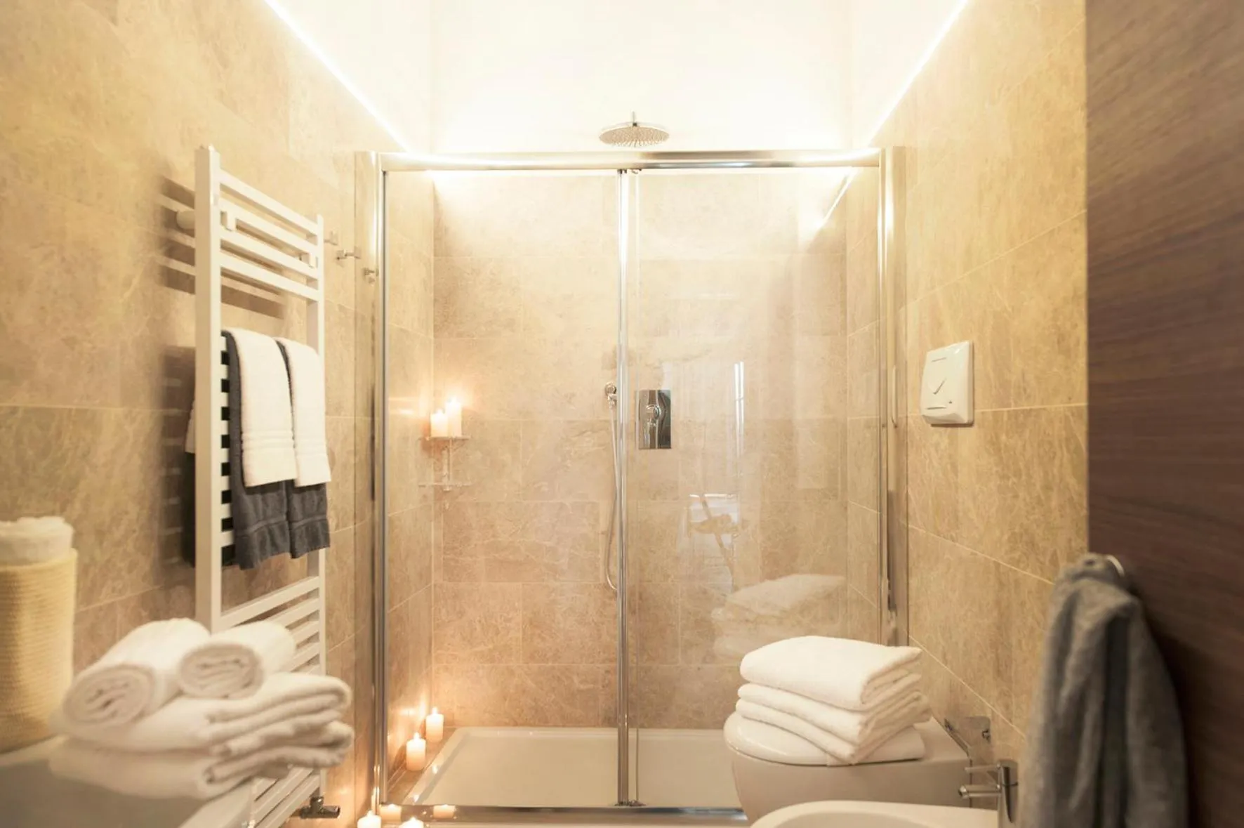 Shower in Florence Art Apartments