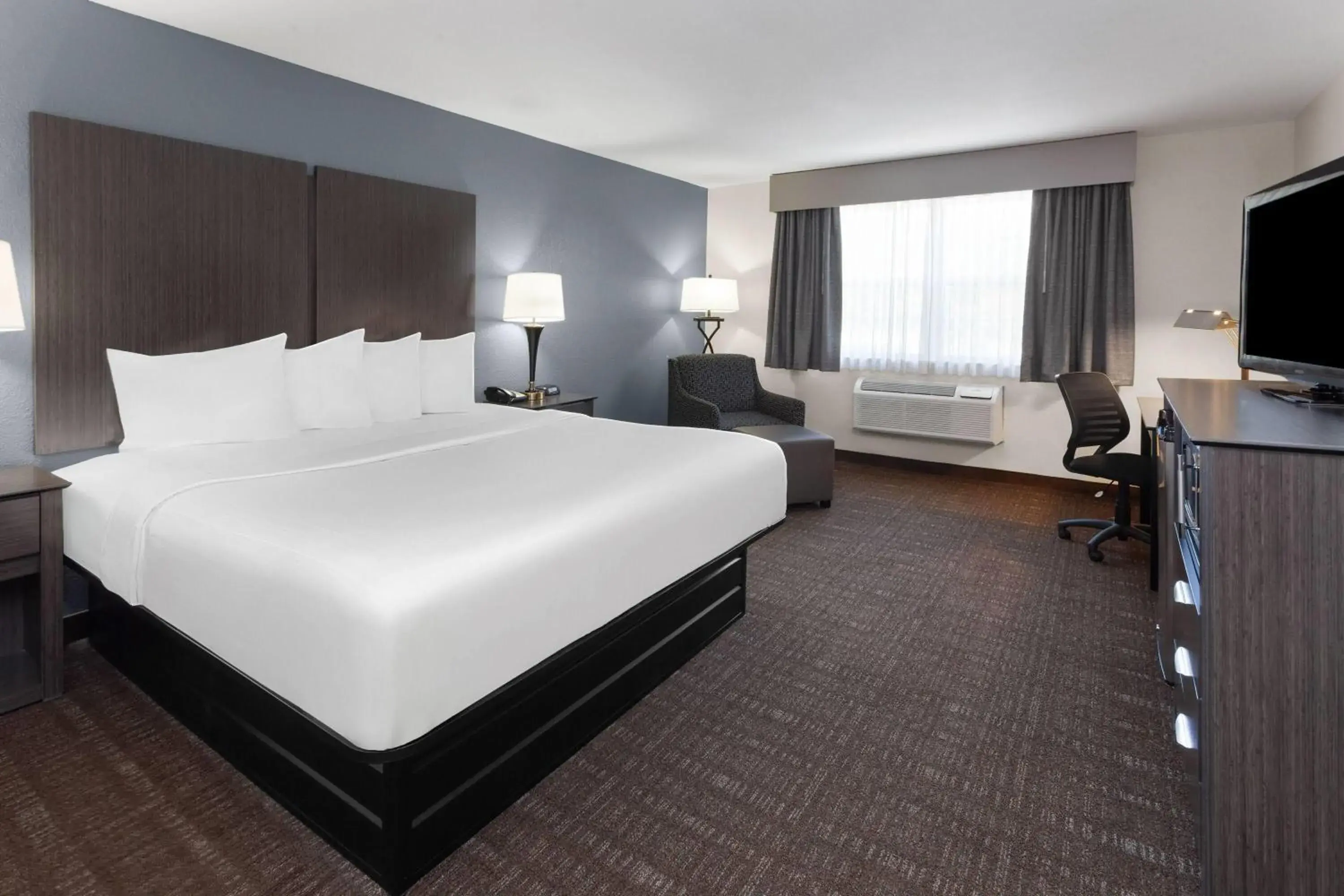 Photo of the whole room, Bed in Baymont by Wyndham Chester IL Photo of the whole room, Bed in Baymont by Wyndham Chester IL