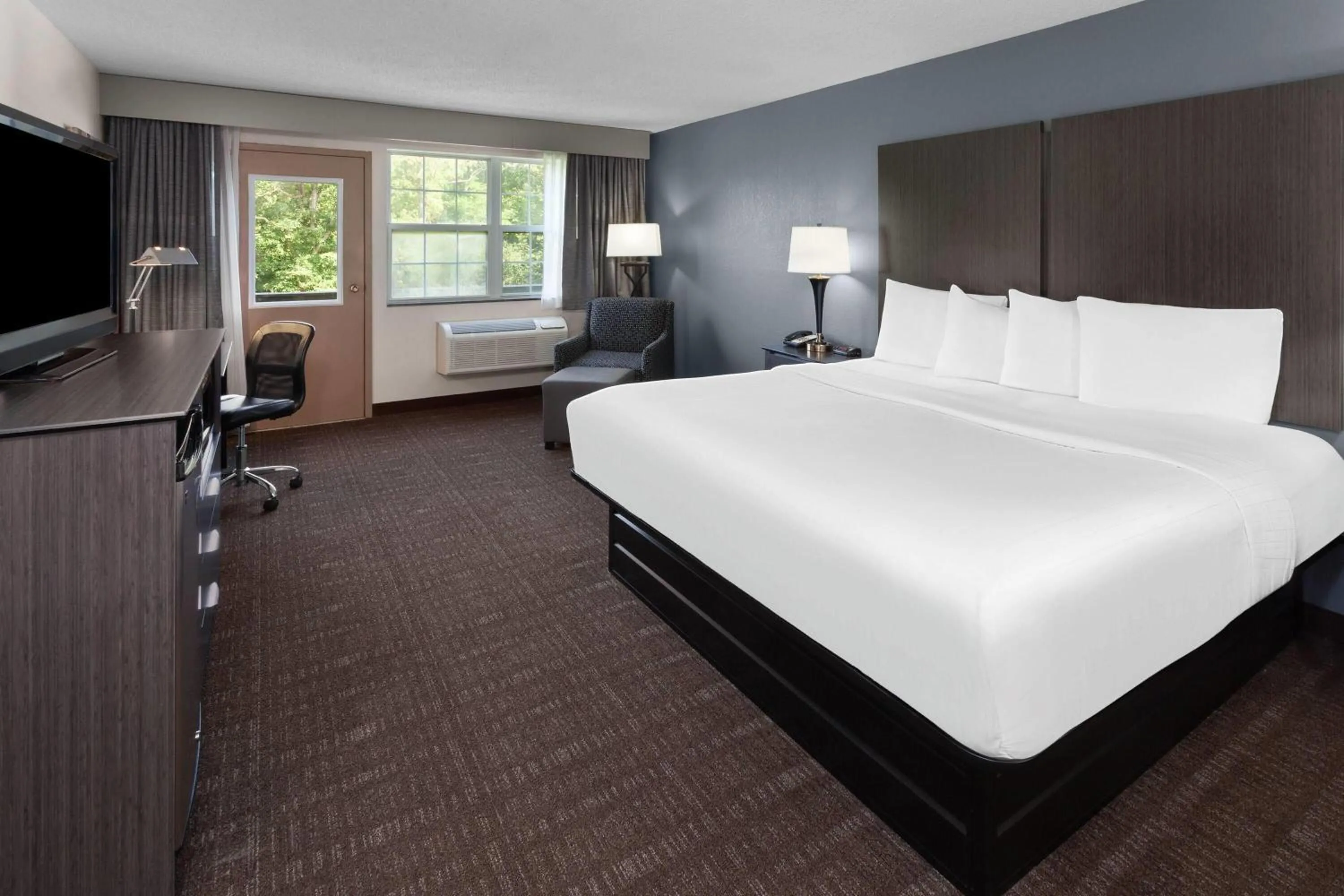 Photo of the whole room, Bed in Baymont by Wyndham Chester IL