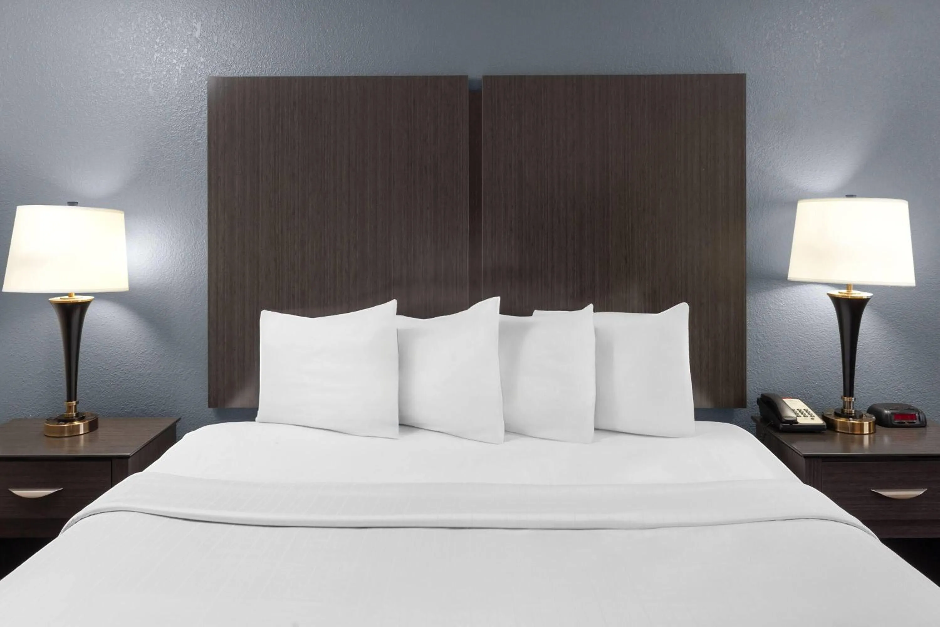 Photo of the whole room, Bed in Baymont by Wyndham Chester IL