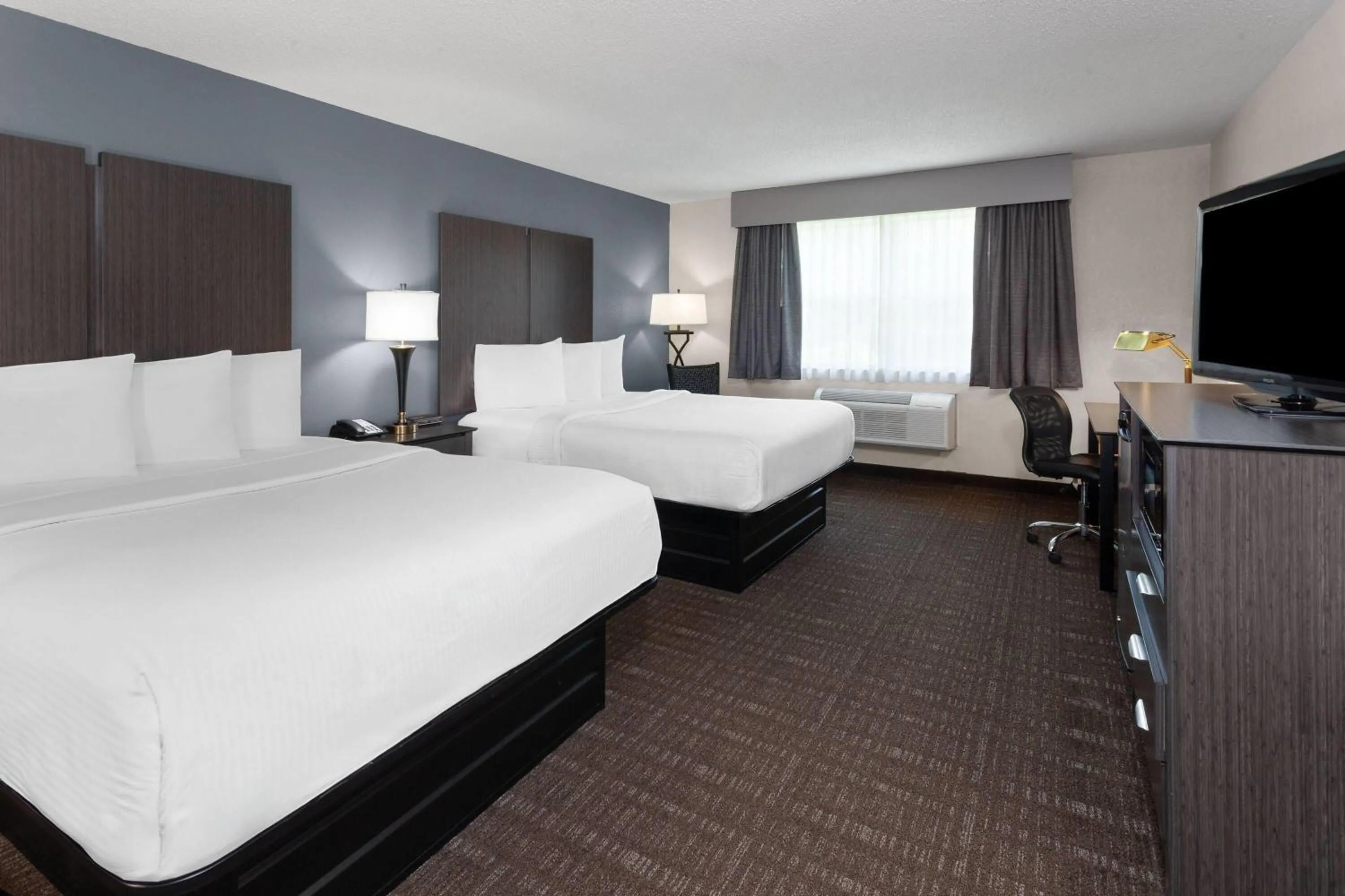 Photo of the whole room, Bed in Baymont by Wyndham Chester IL