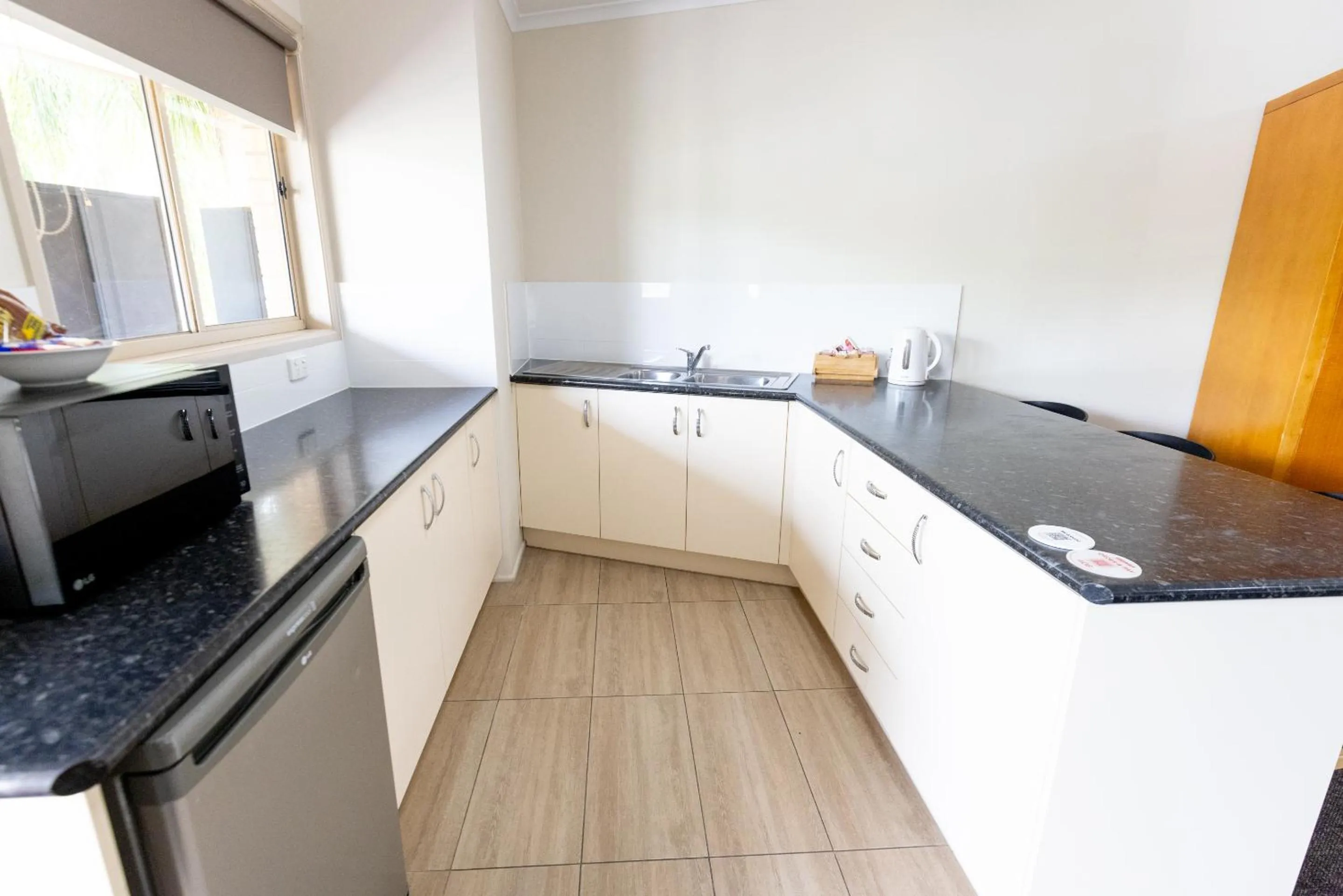 Kitchen or kitchenette in Sundowner Hotel Motel