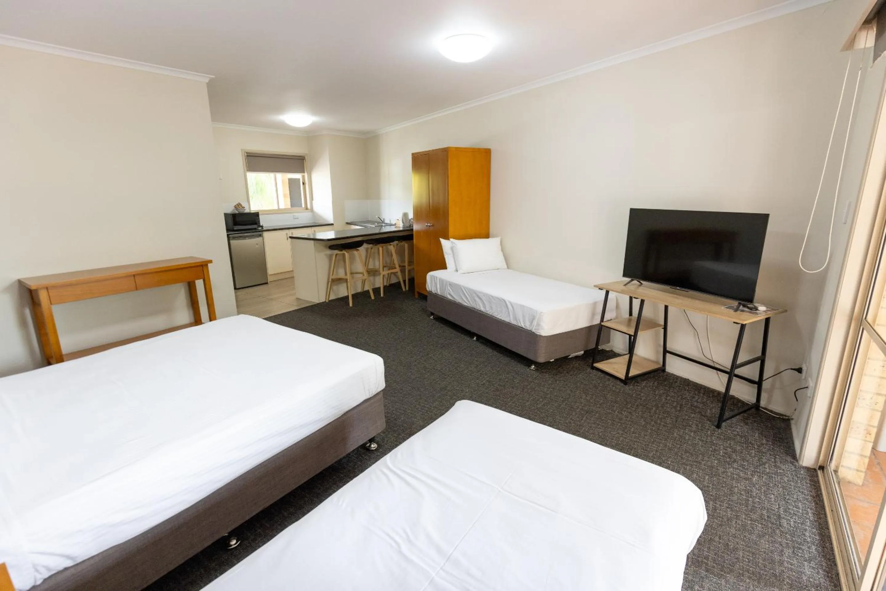 Bed in Sundowner Hotel Motel