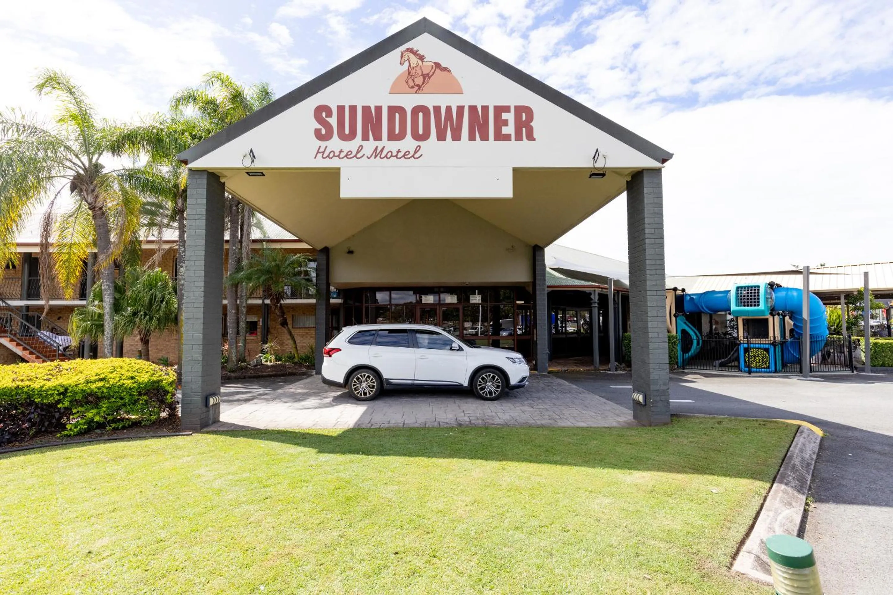 Property building in Sundowner Hotel Motel