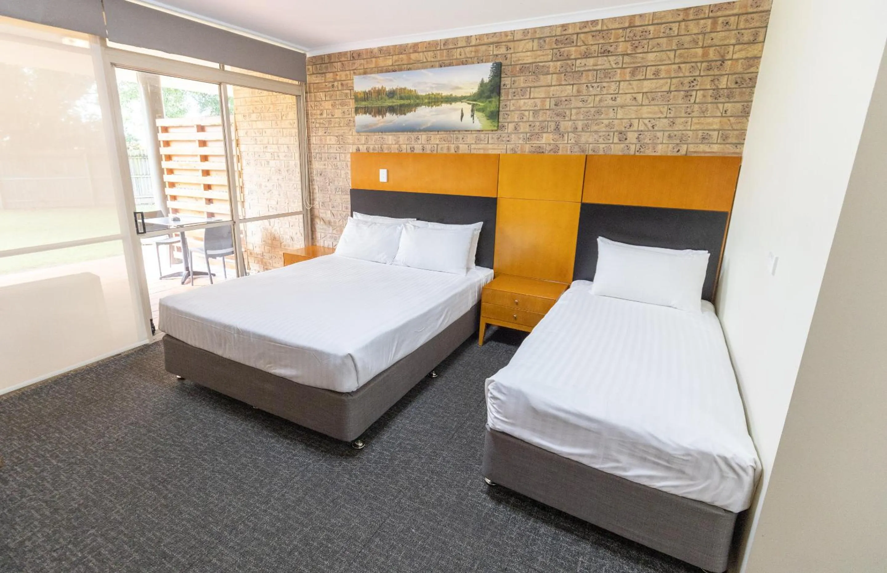 Bed in Sundowner Hotel Motel