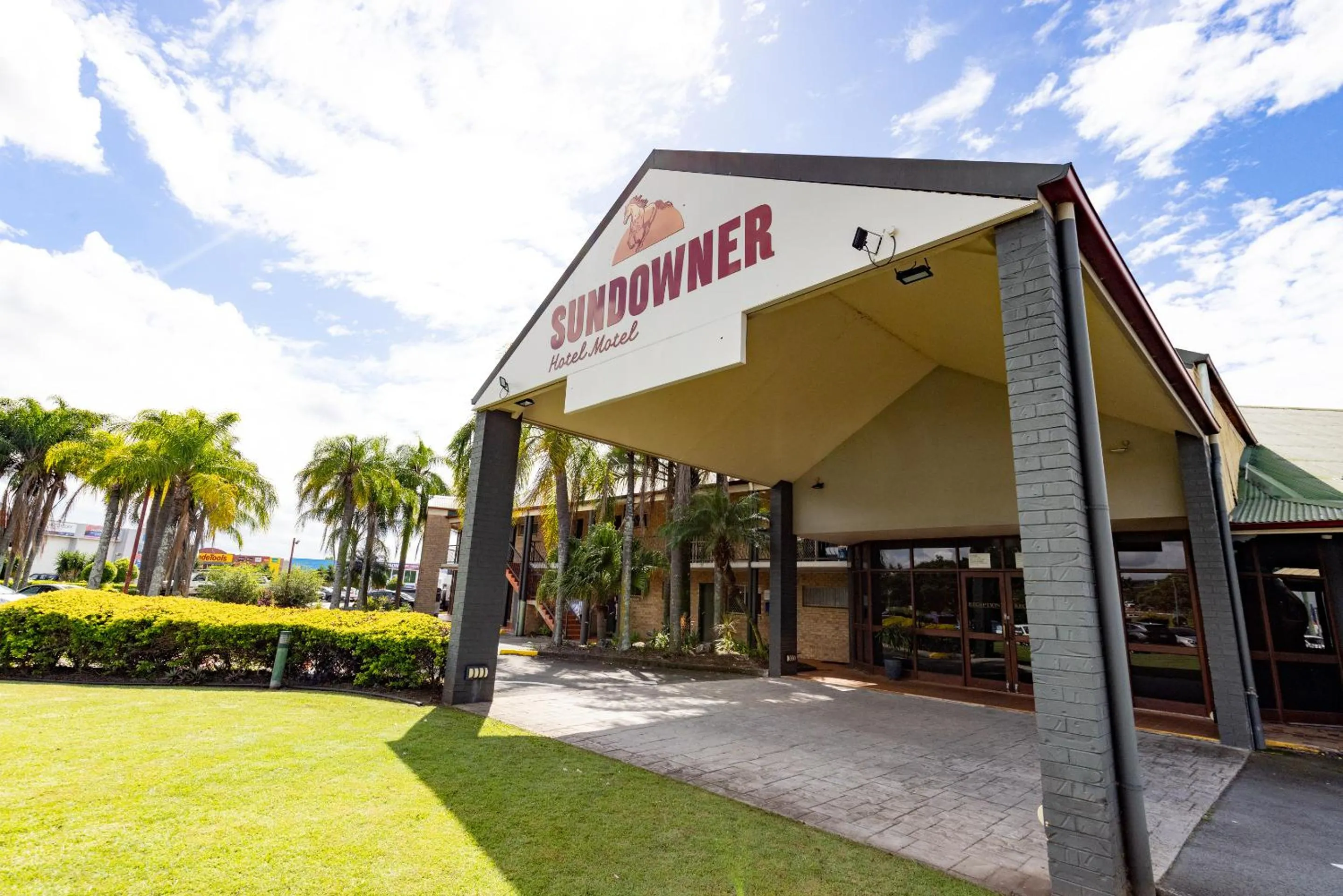 Property building in Sundowner Hotel Motel
