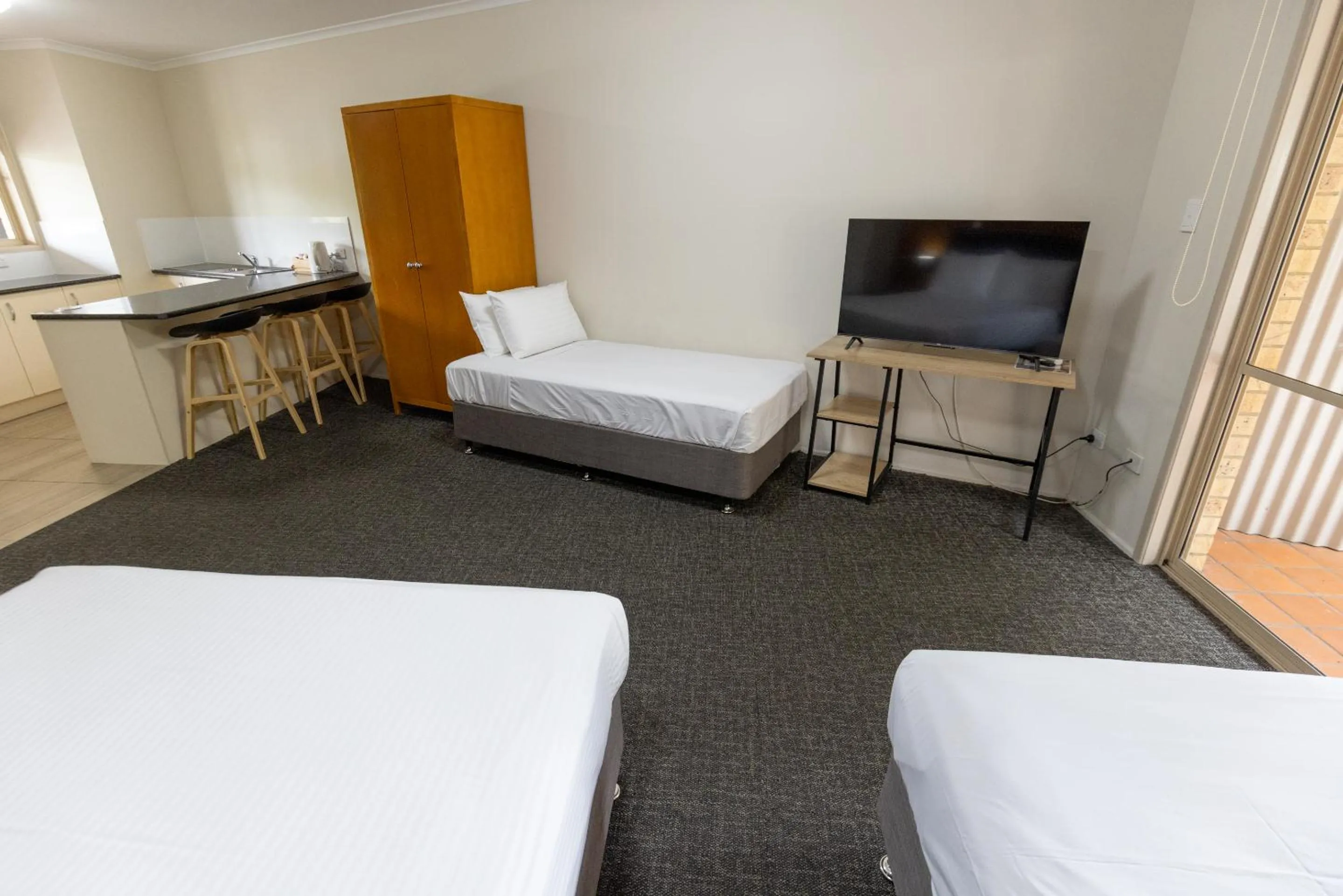 Bed in Sundowner Hotel Motel