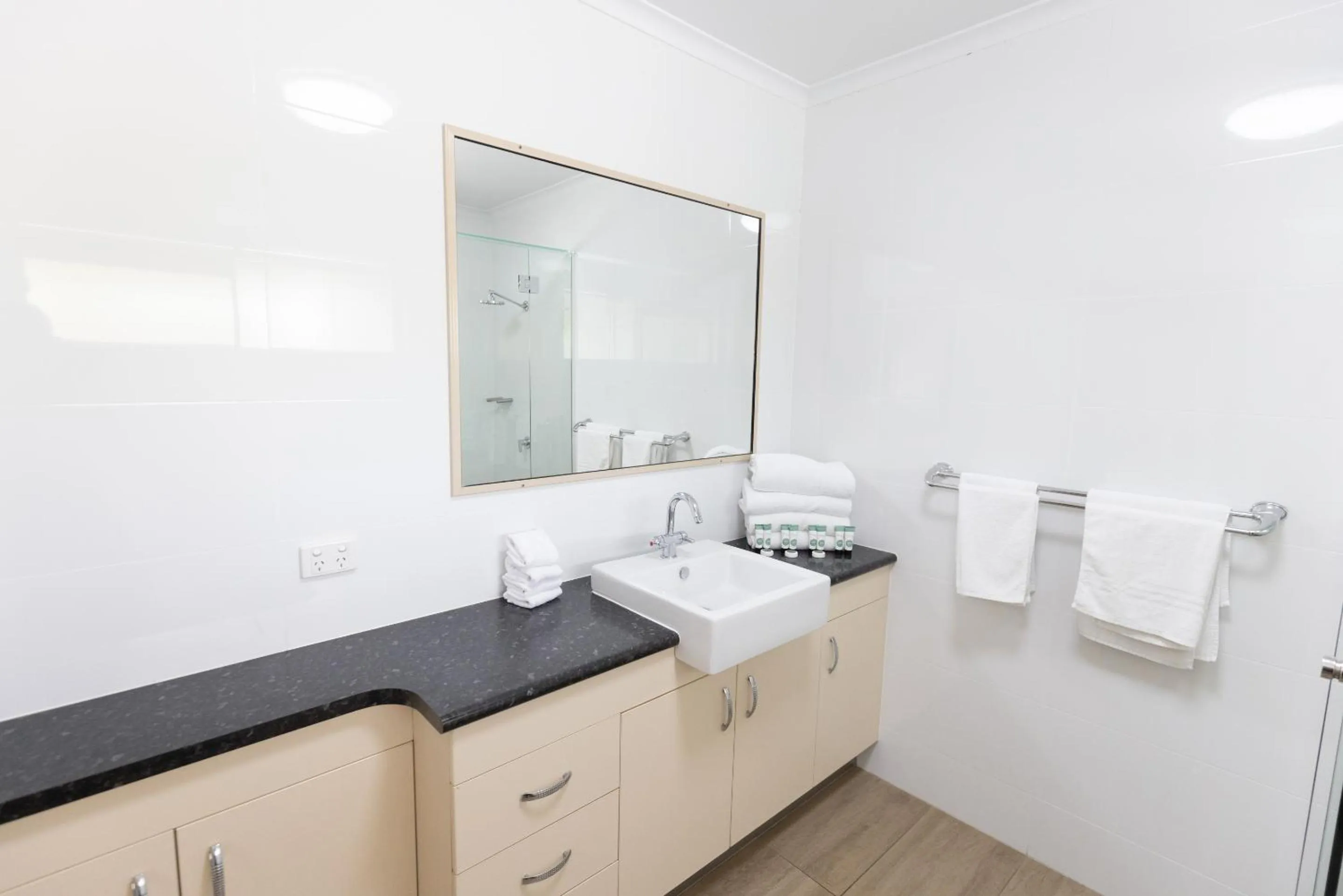 Bathroom in Sundowner Hotel Motel