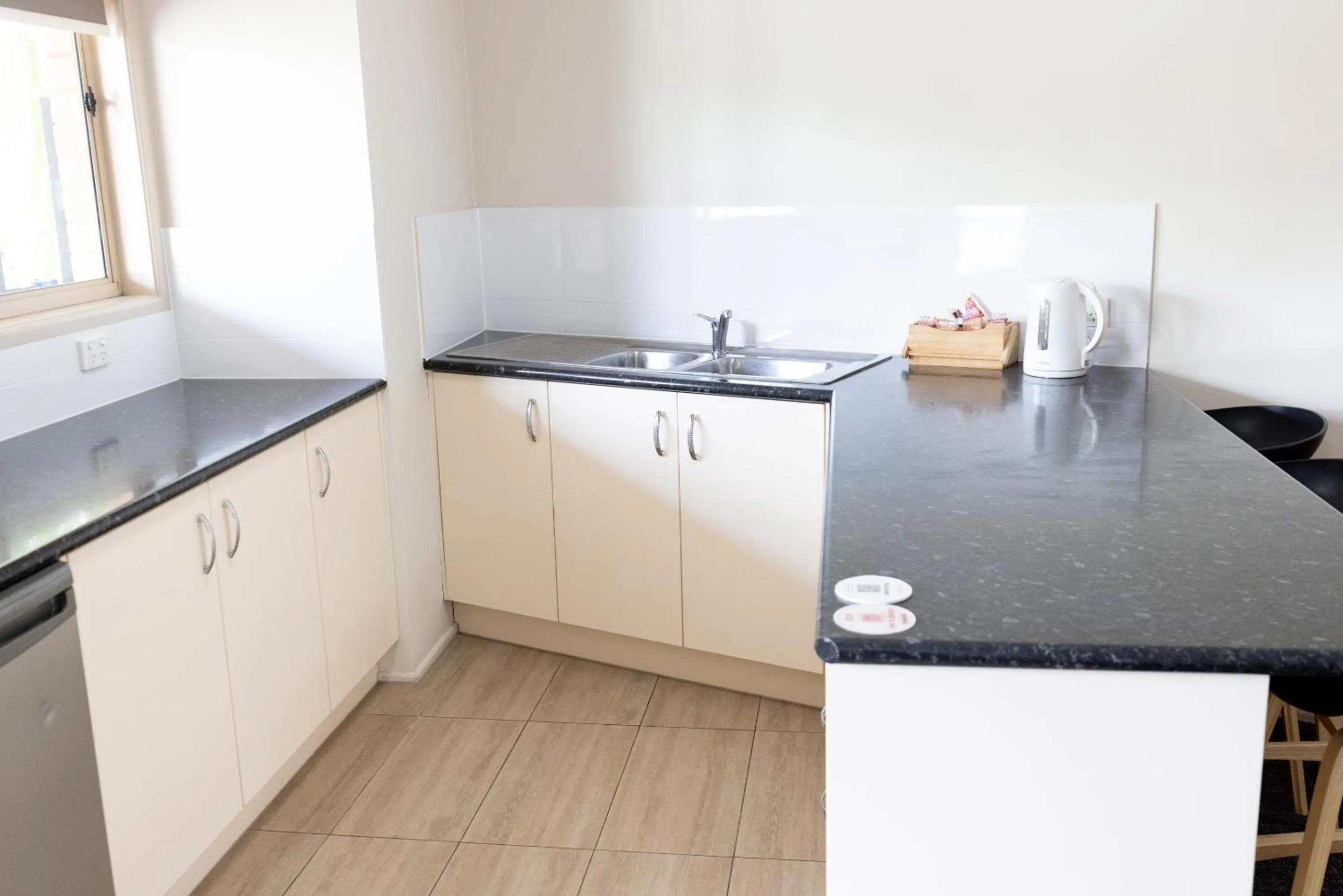 Kitchen or kitchenette in Sundowner Hotel Motel