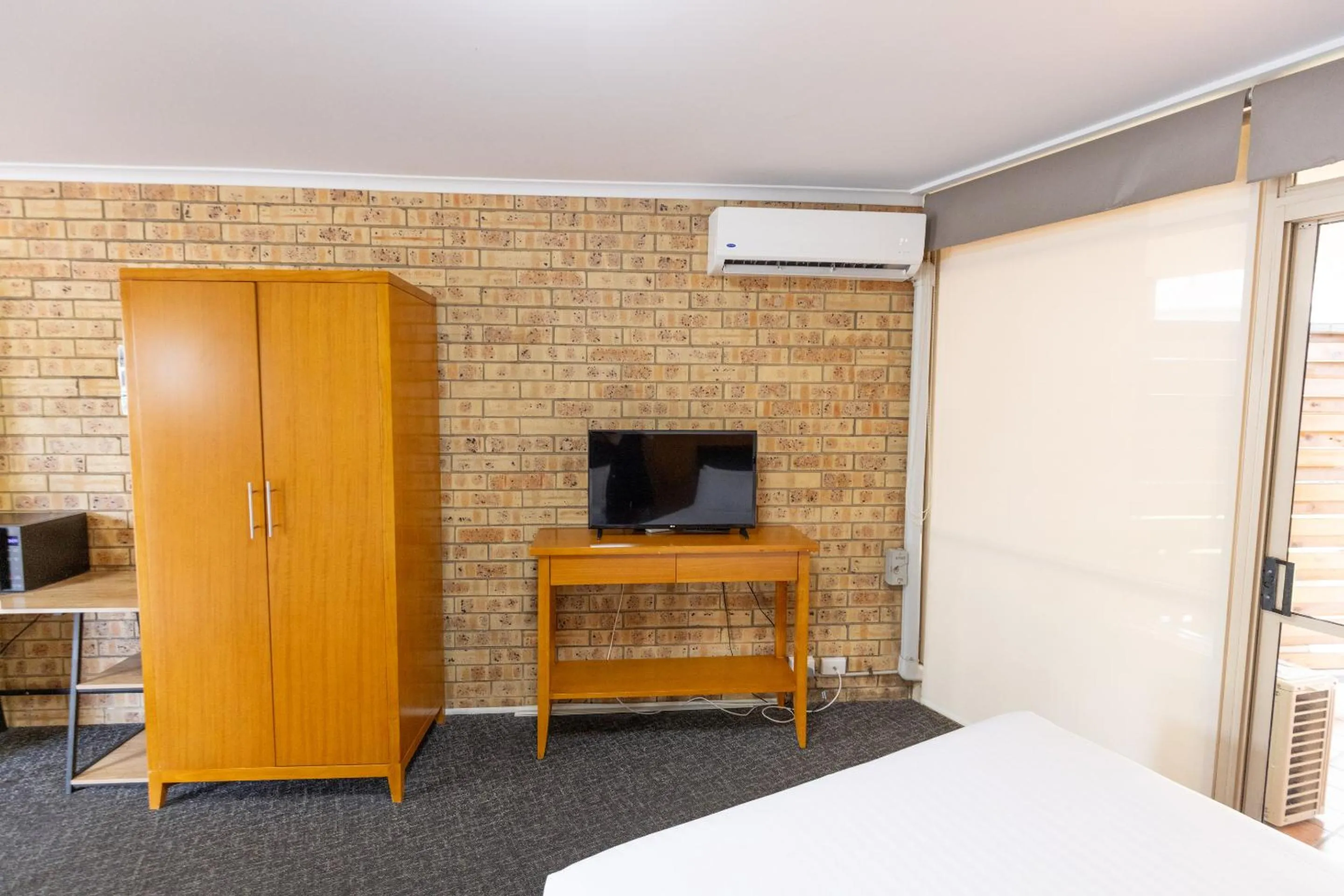 TV and multimedia, Bed in Sundowner Hotel Motel