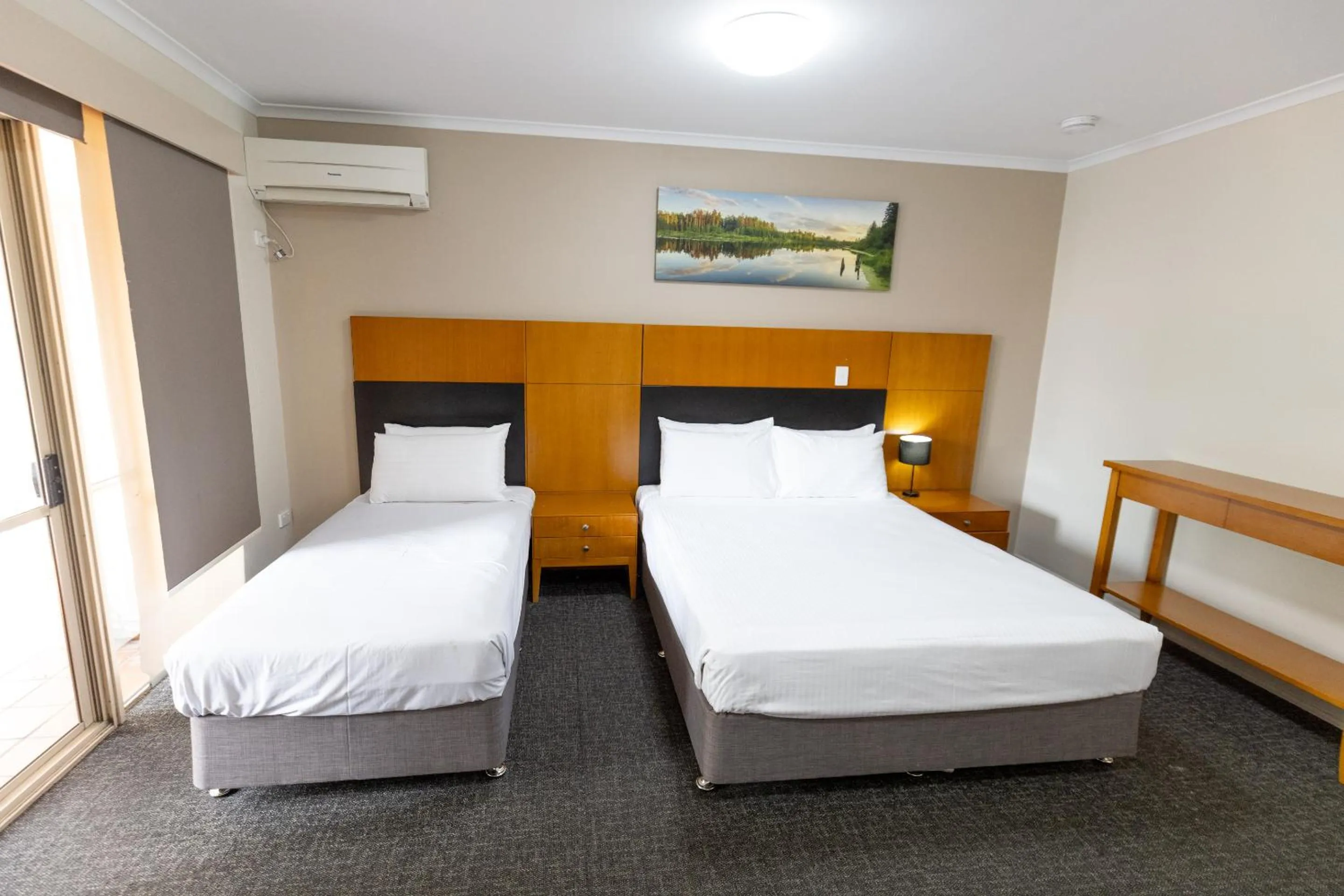 Bed in Sundowner Hotel Motel