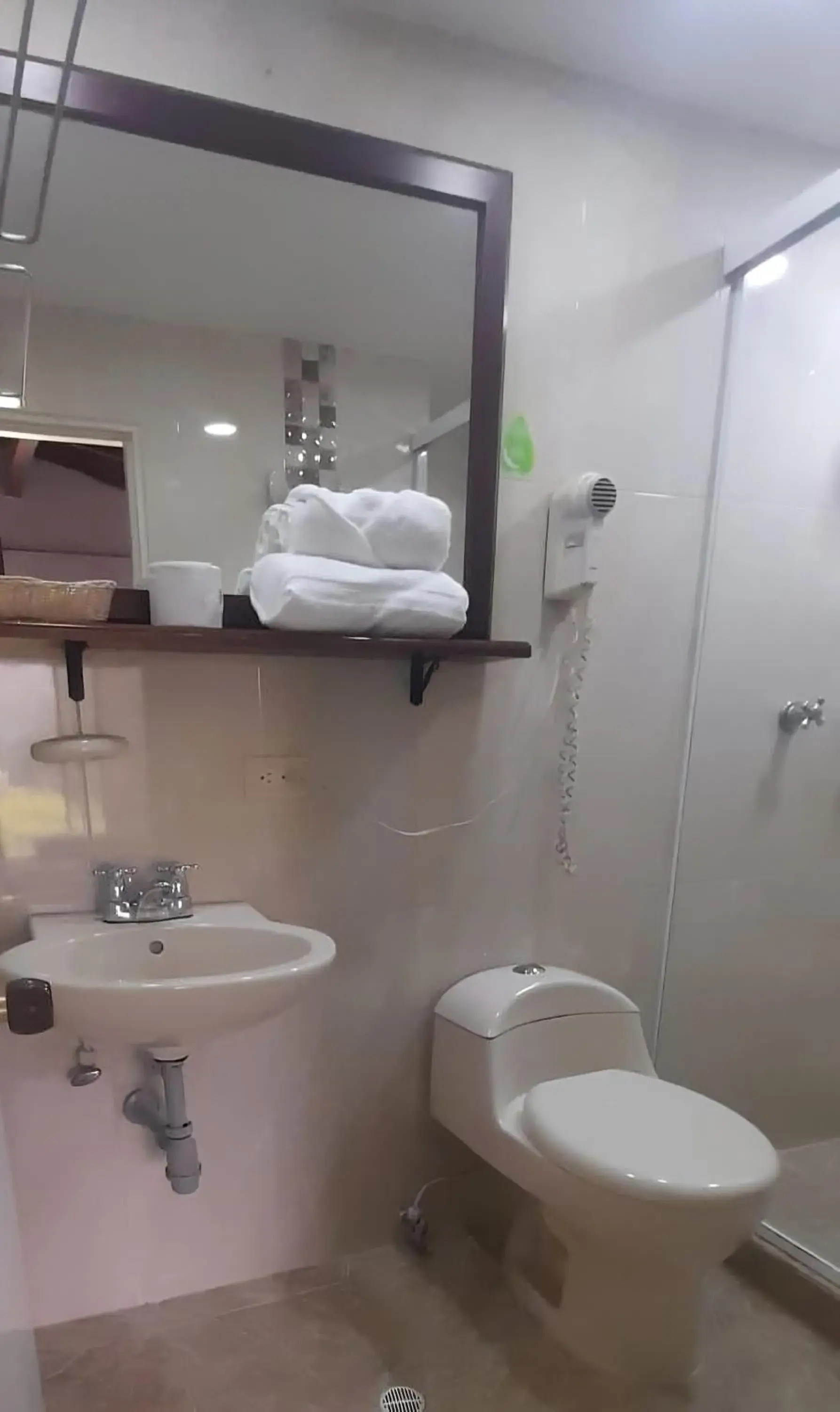 Quadruple Room with Private Bathroom in Hotel Laureles 70 Medellín Quadruple Room with Private Bathroom in Hotel Laureles 70 Medellín