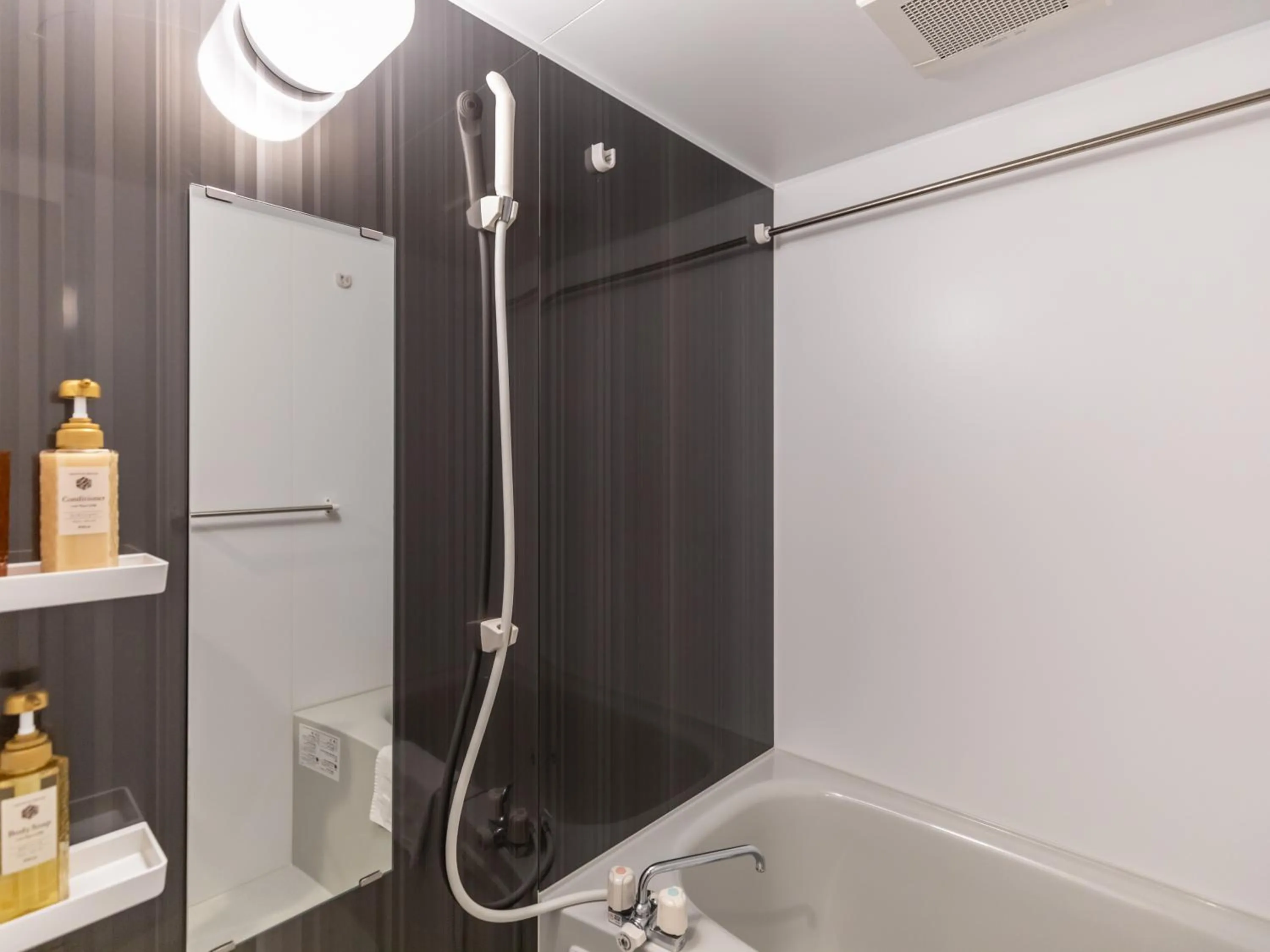 Shower in Tabist GROOVE KYOTO OKOSHIYASU