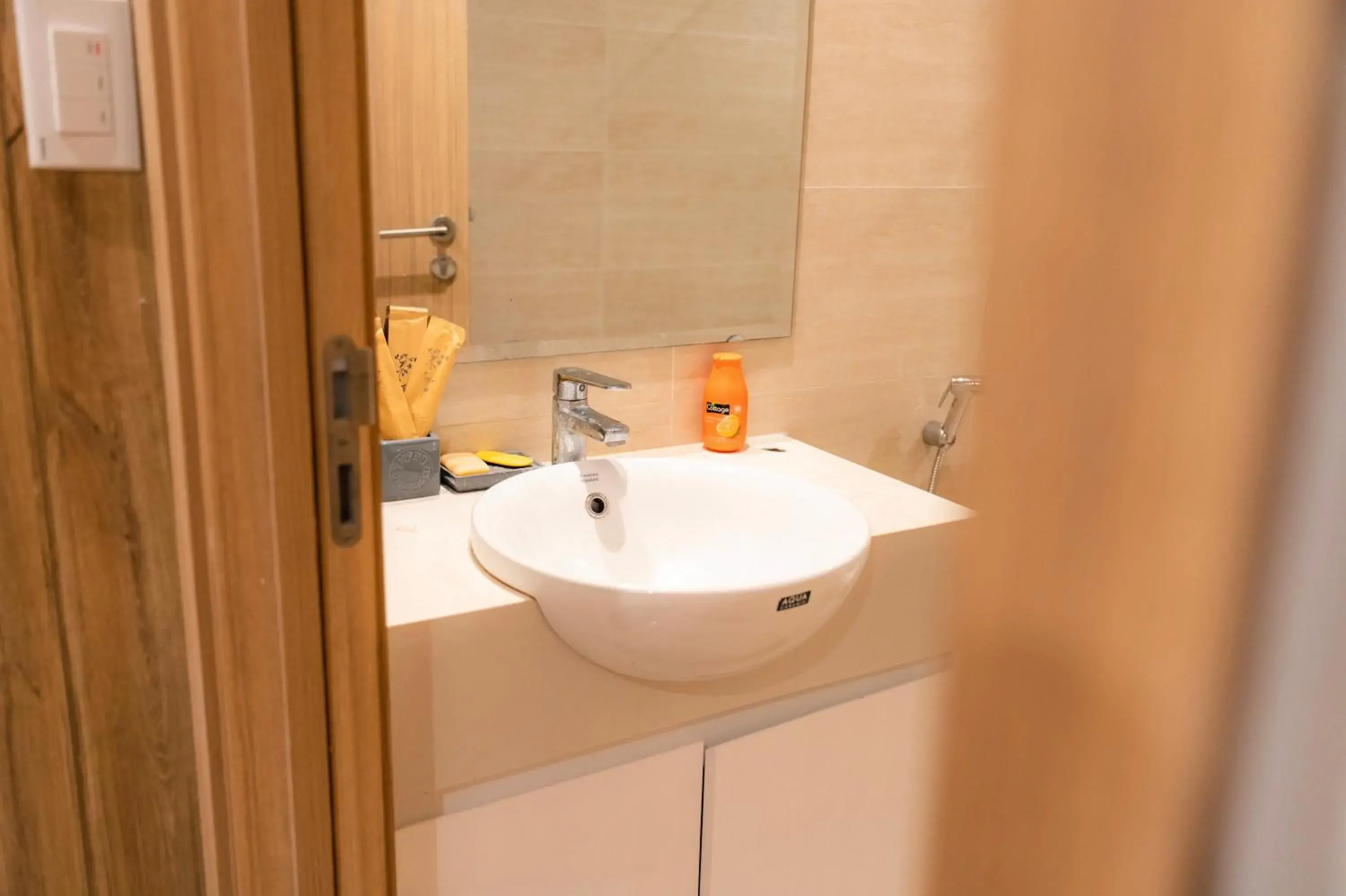 Shower in Susu'home - Căn hộ view biển - Trung tâm Bãi Cháy Shower in Susu'home - Căn hộ view biển - Trung tâm Bãi Cháy