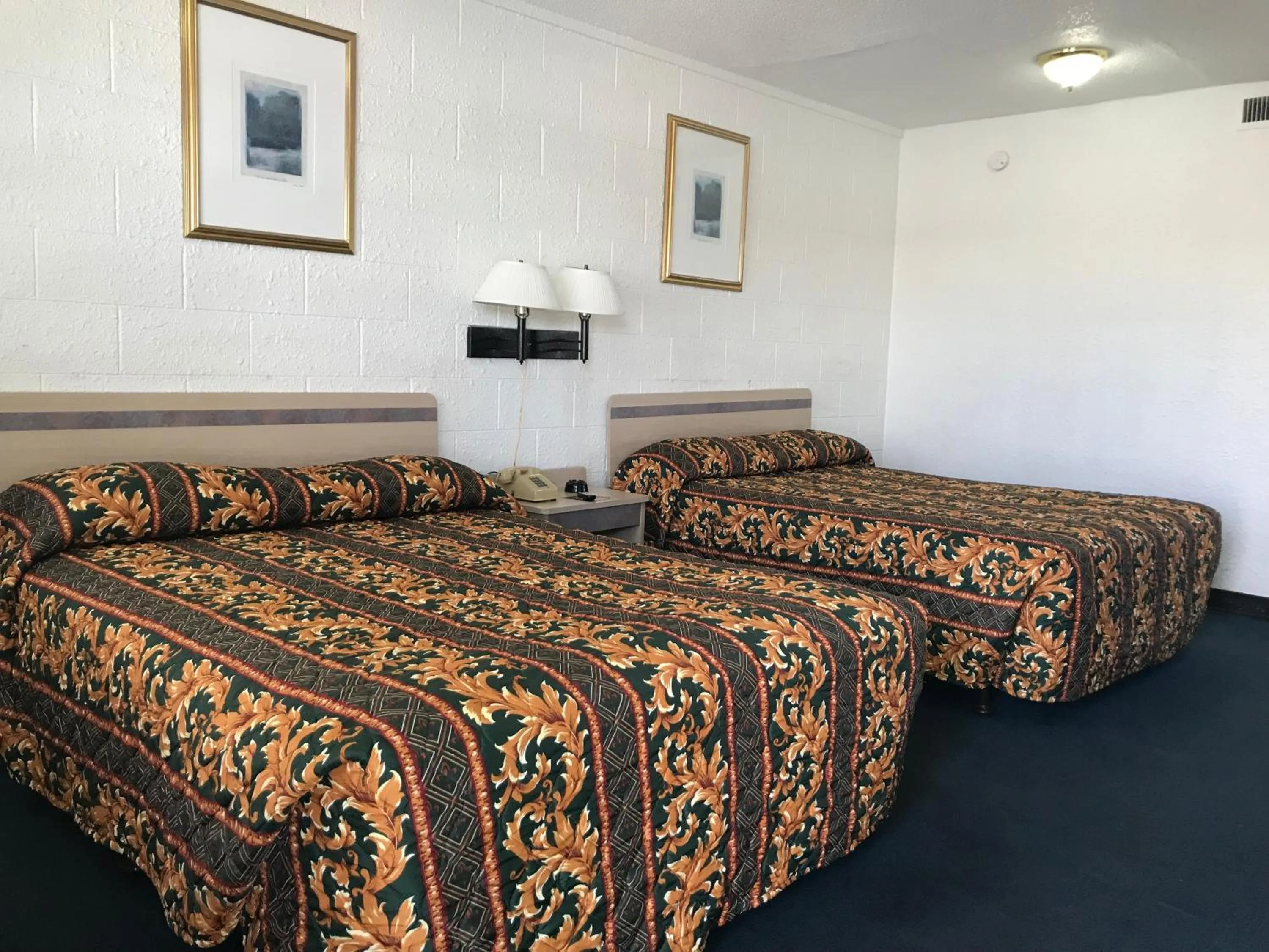 Bed in Super Lodge Motel El Paso