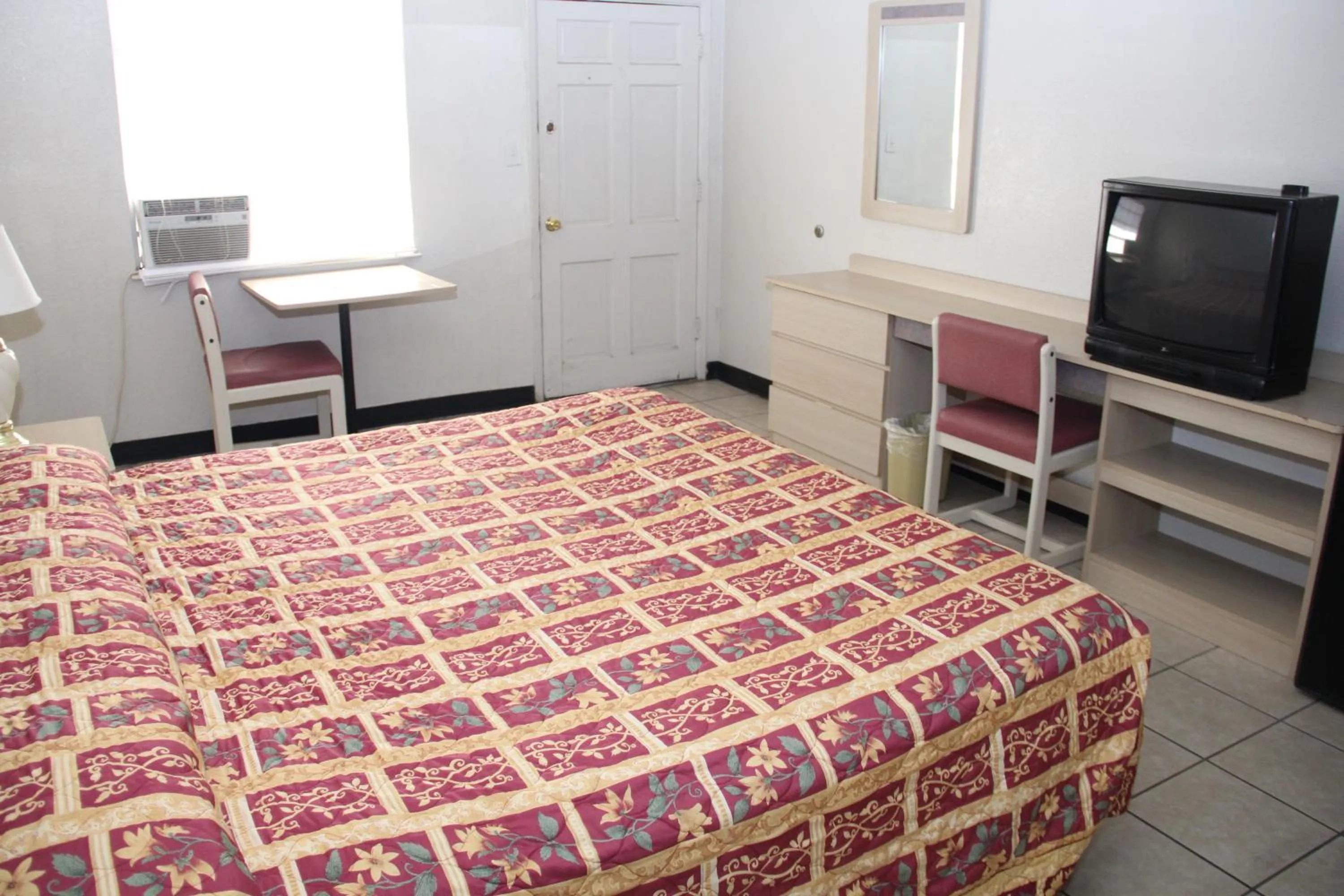 TV and multimedia in Super Lodge Motel El Paso