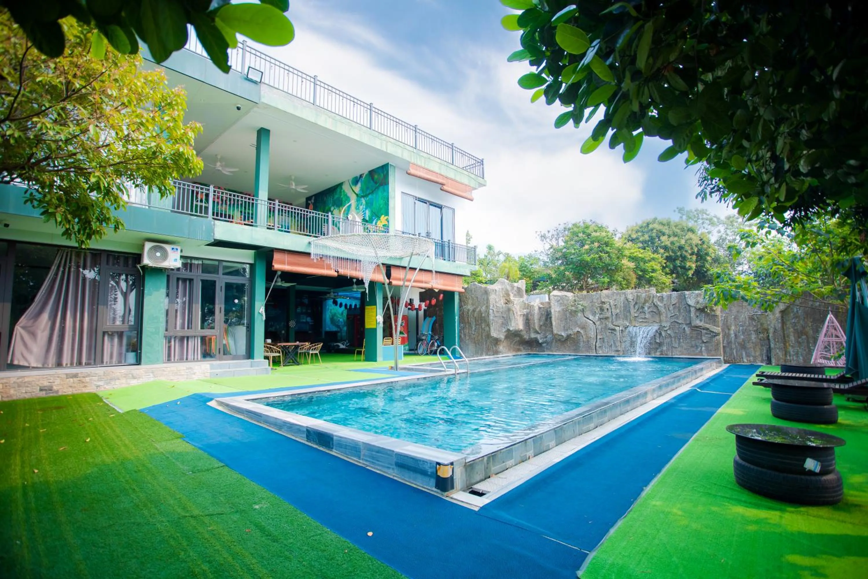 Swimming pool in King Bavi Resort