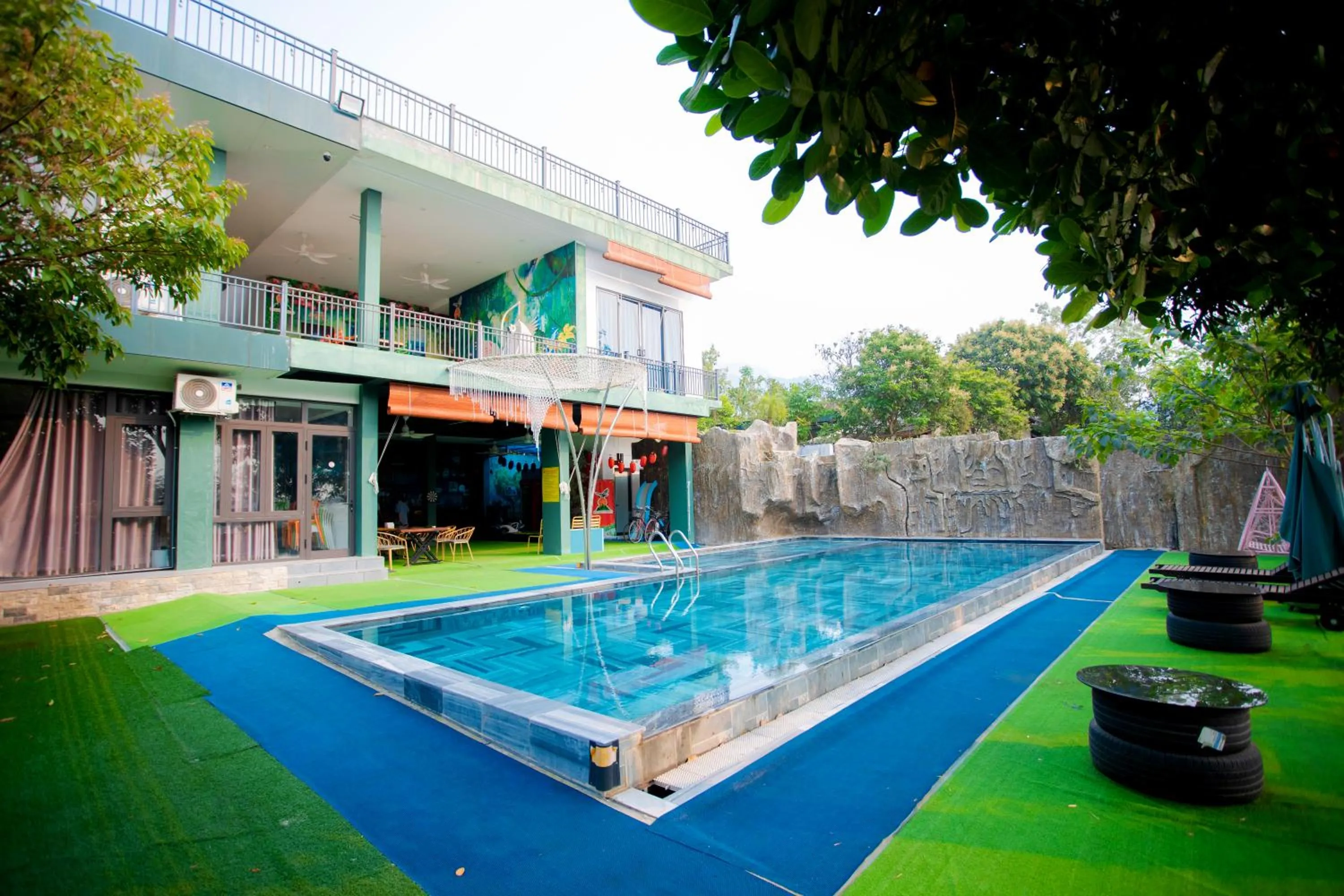 Swimming pool in King Bavi Resort