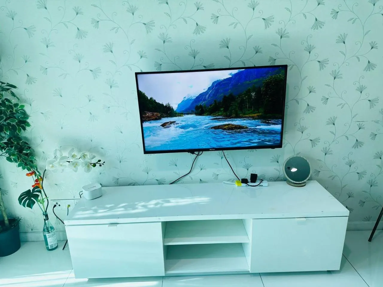 Communal lounge/ TV room in Summer Suites KLCC by Luna KL