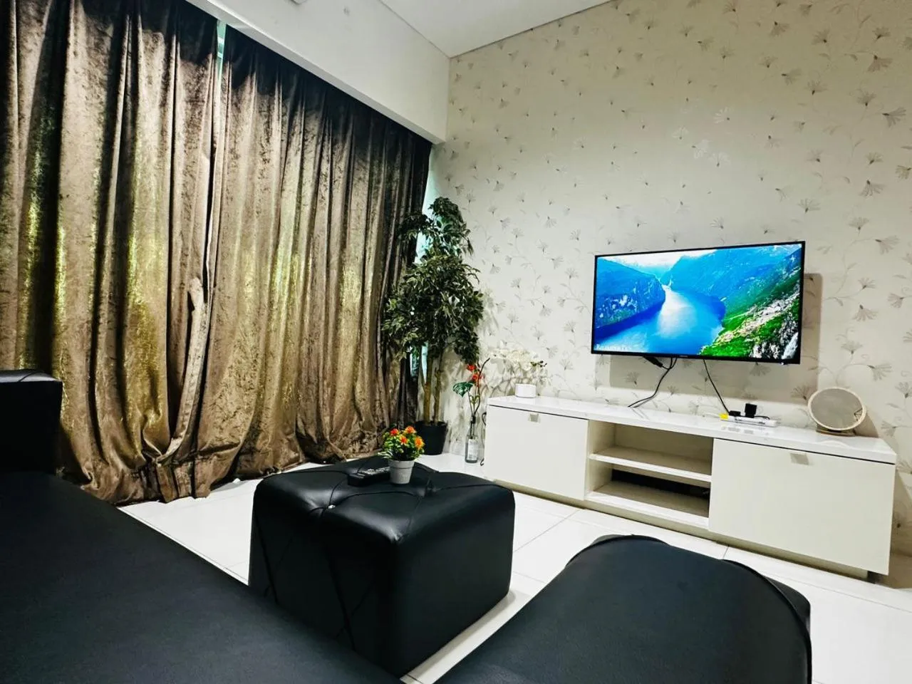 Communal lounge/ TV room in Summer Suites KLCC by Luna KL