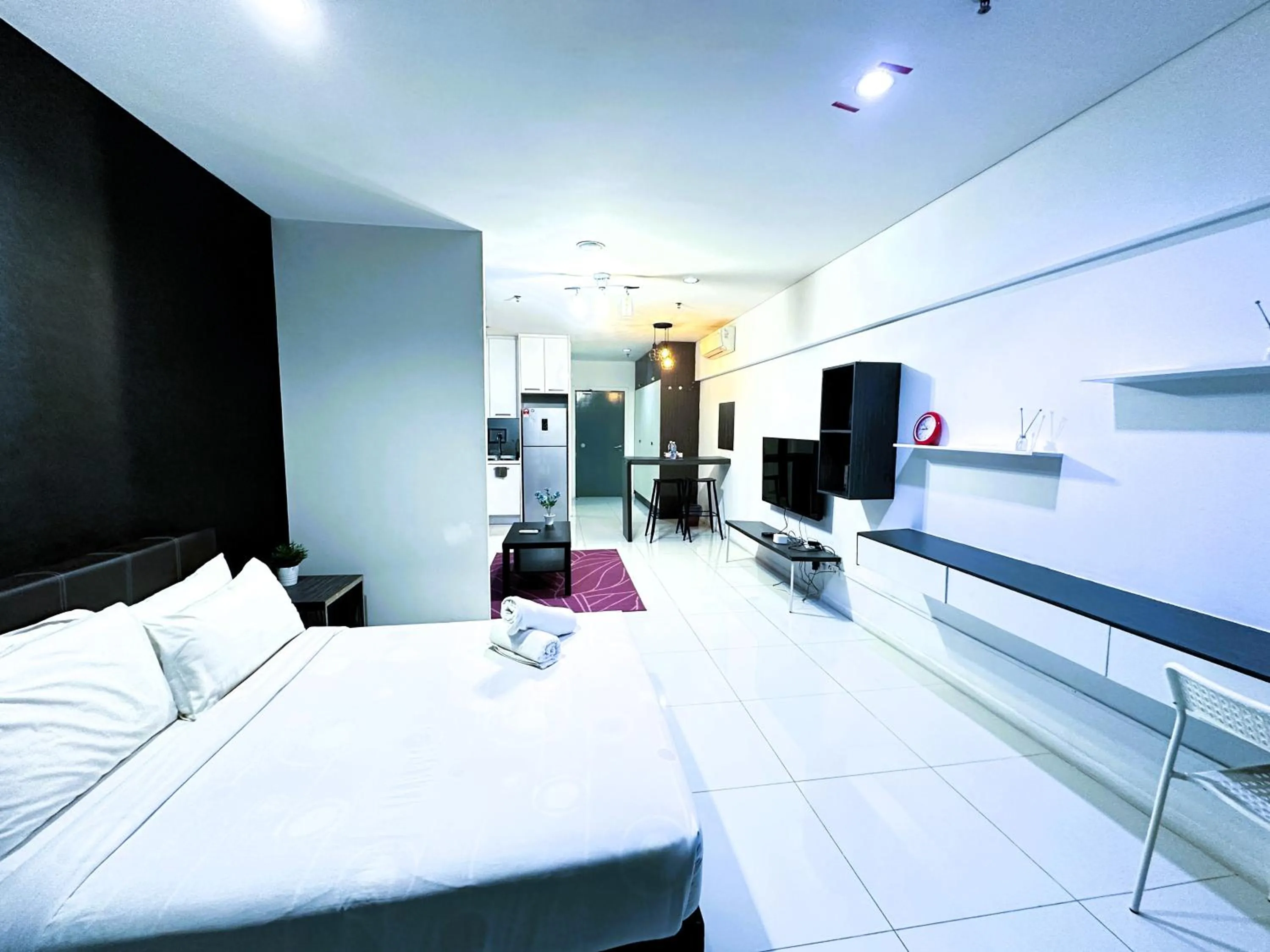 Communal lounge/ TV room, Bed in Summer Suites KLCC by Luna KL