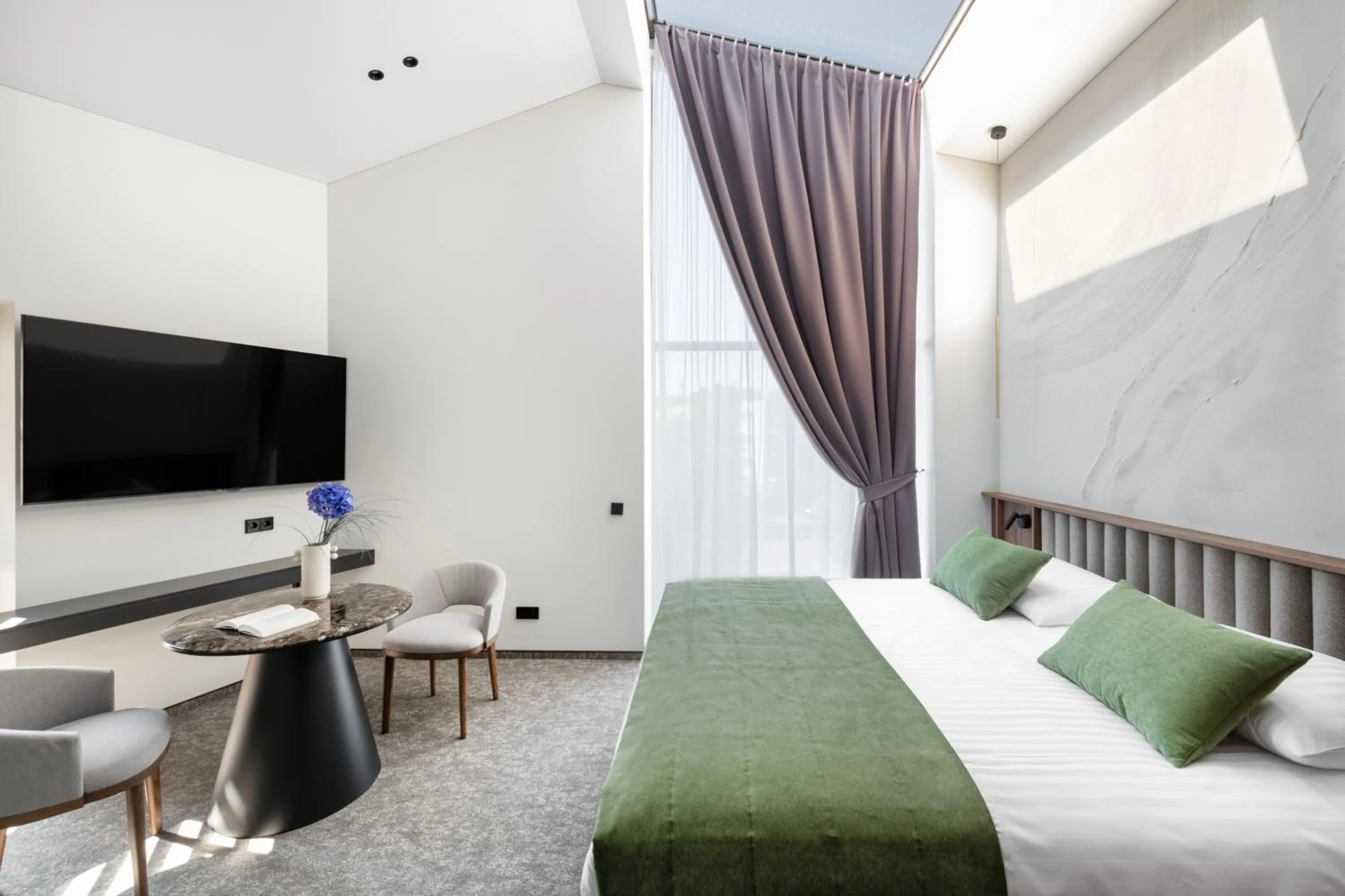 Communal lounge/ TV room, Bed in Harmony Birštonas