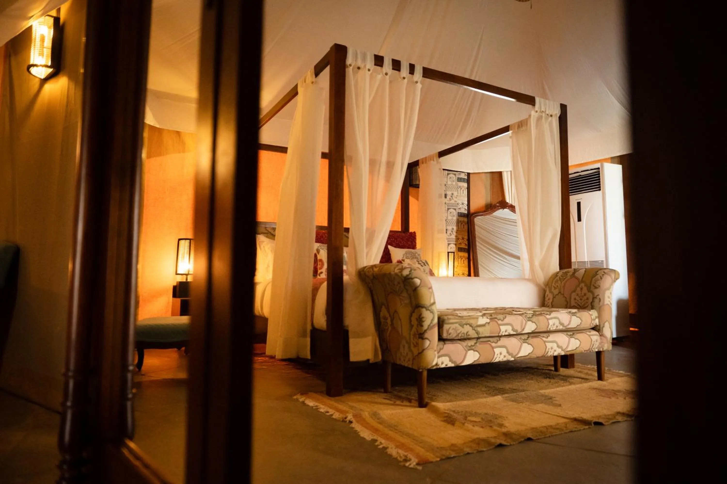 Photo of the whole room, Bed in Sangam Farms